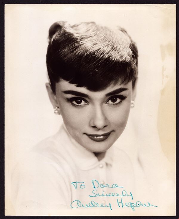 HEPBURN, Audrey - Fotografia con dedica ed autografo