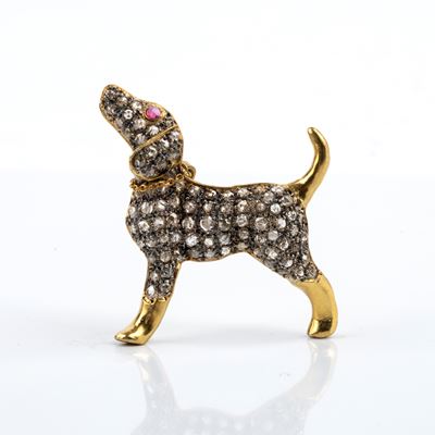 Spilla-pendente, cane, in argento dorato e oro giallo 9k con diamanti, rubino e smeraldo