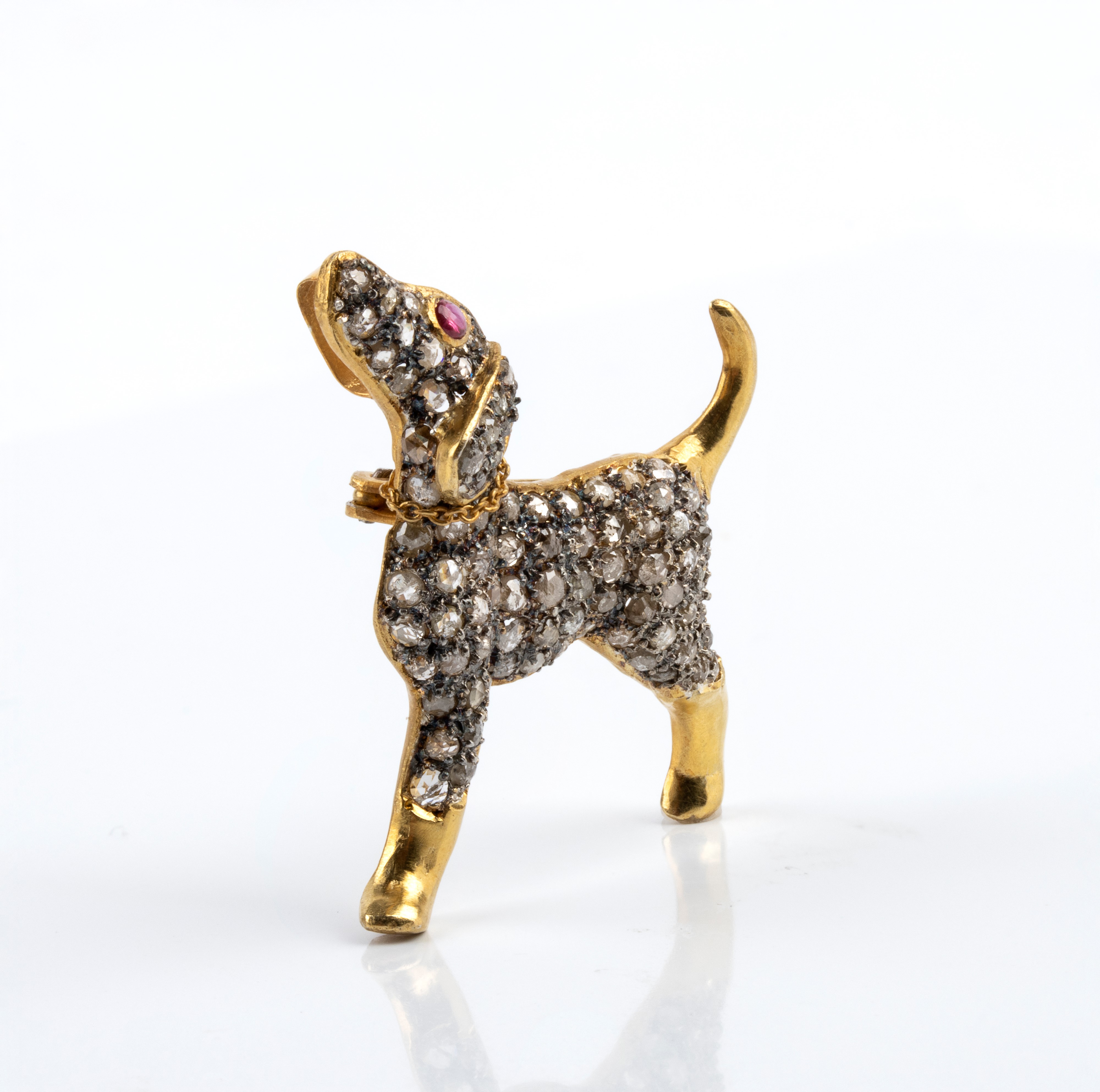 Spilla-pendente, cane, in argento dorato e oro giallo 9k con diamanti, rubino e smeraldo