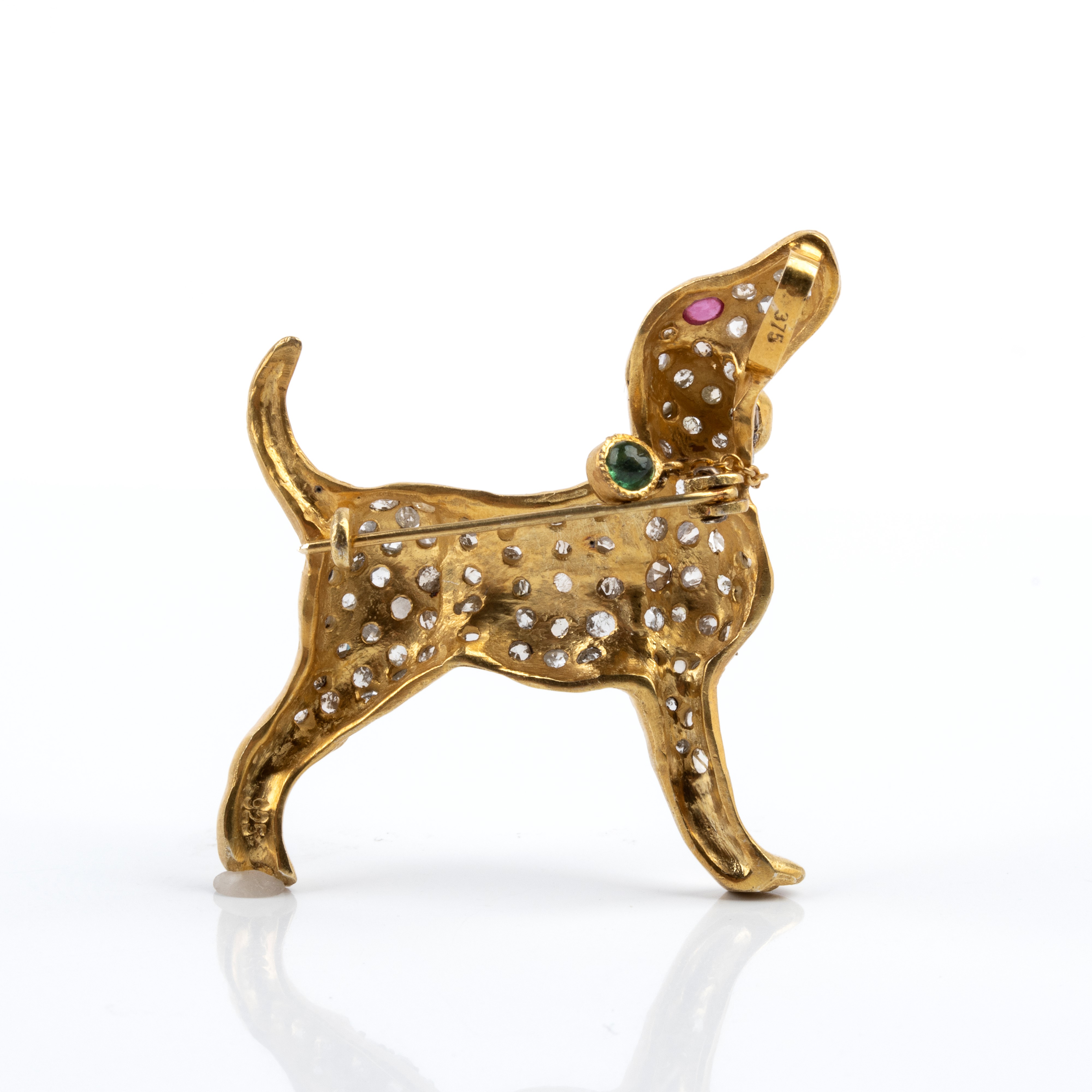 Spilla-pendente, cane, in argento dorato e oro giallo 9k con diamanti, rubino e smeraldo