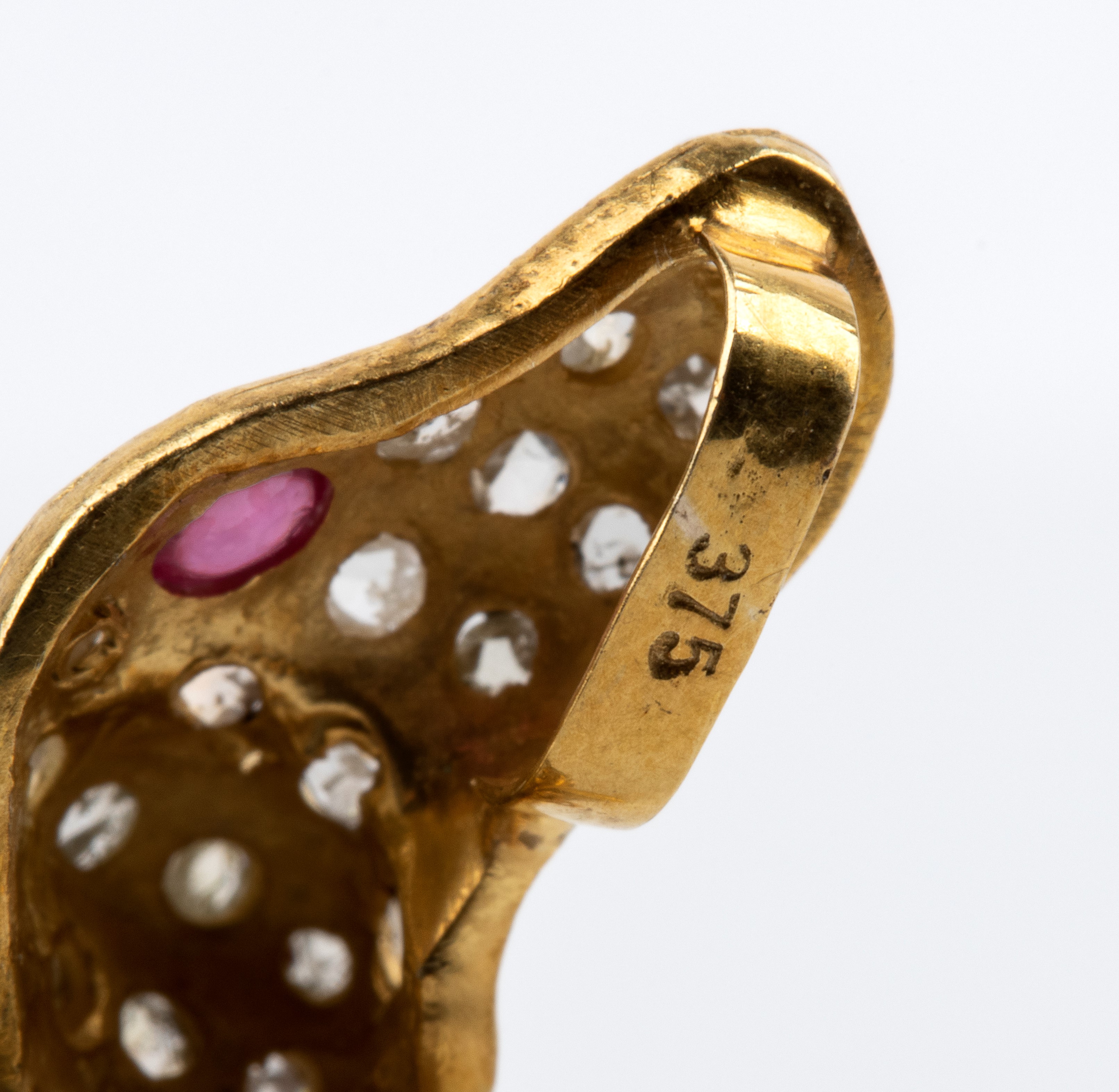 Spilla-pendente, cane, in argento dorato e oro giallo 9k con diamanti, rubino e smeraldo