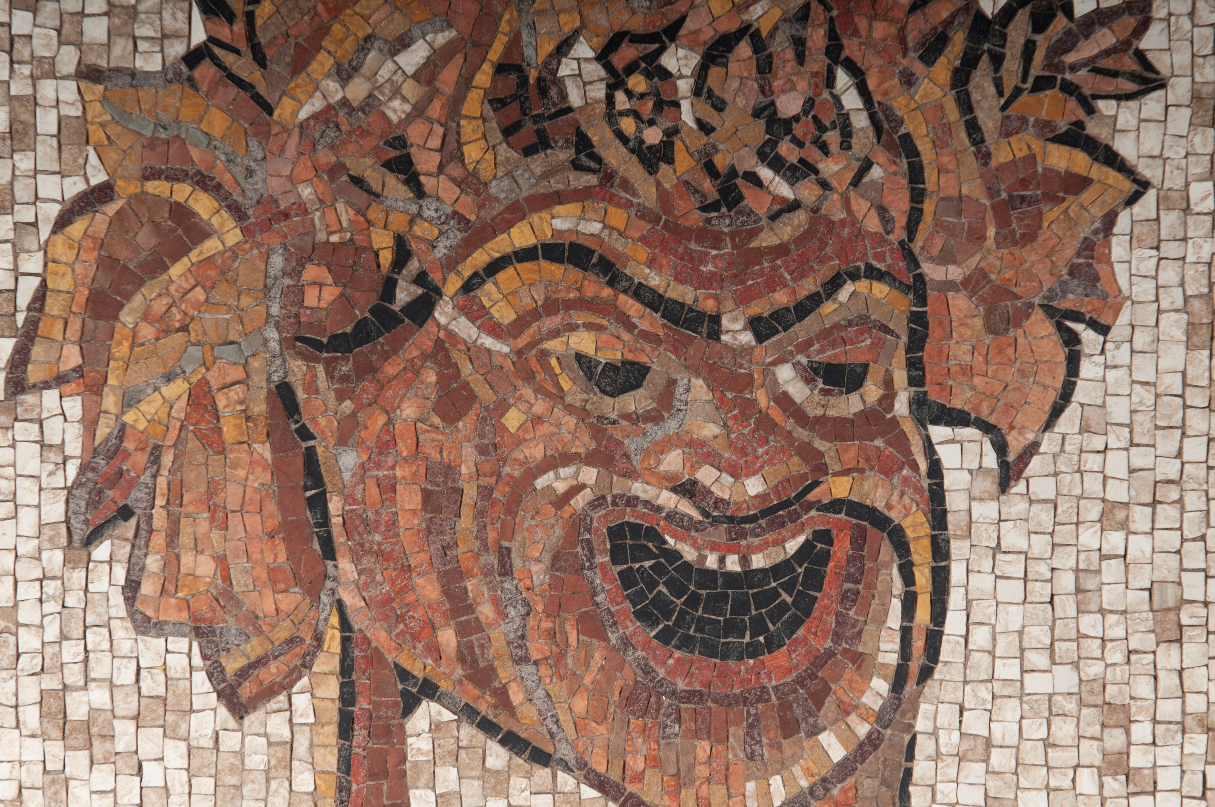 Maschera di teatro, mosaico con pietre policrome, XX secolo