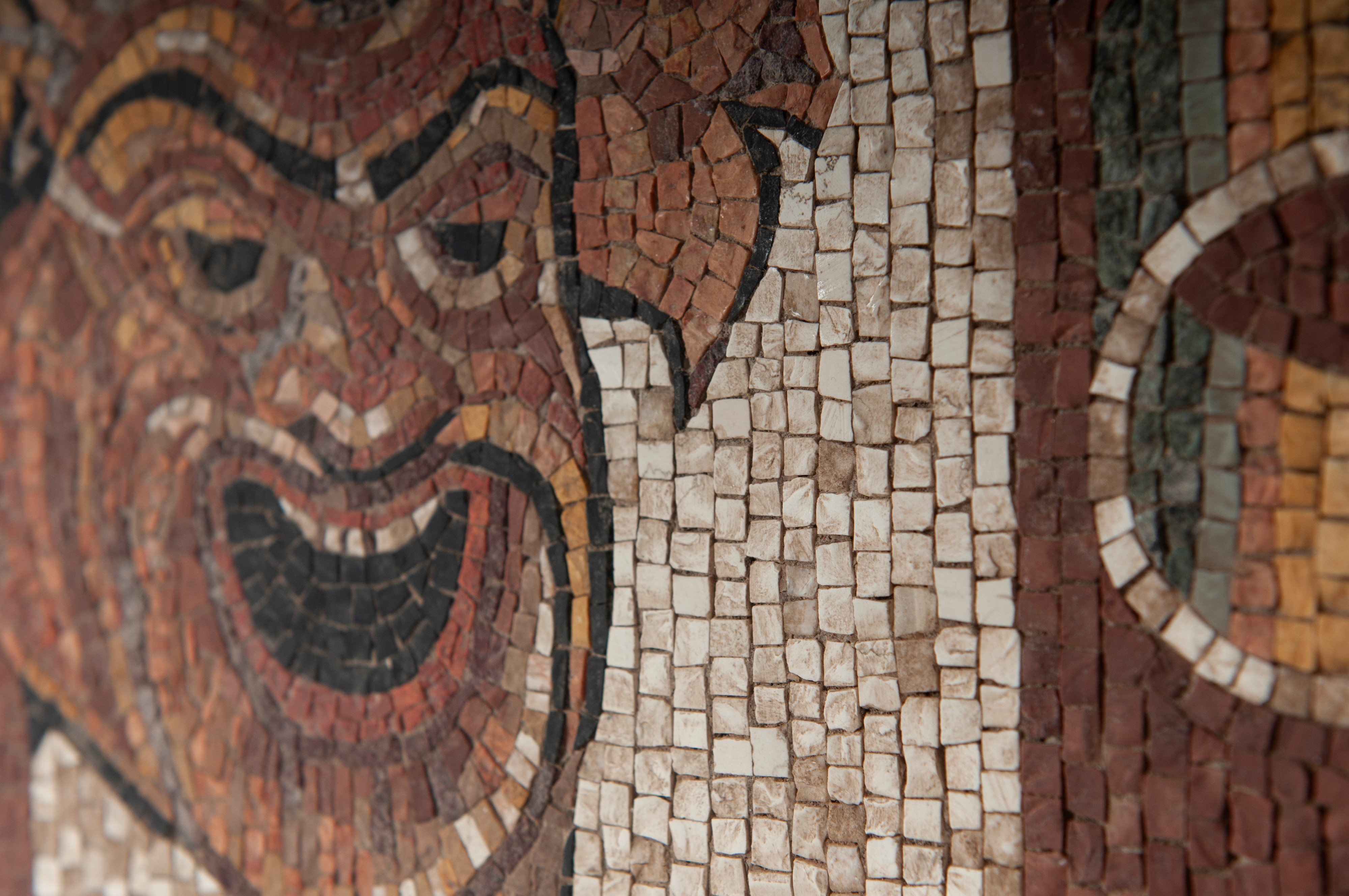 Maschera di teatro, mosaico con pietre policrome, XX secolo