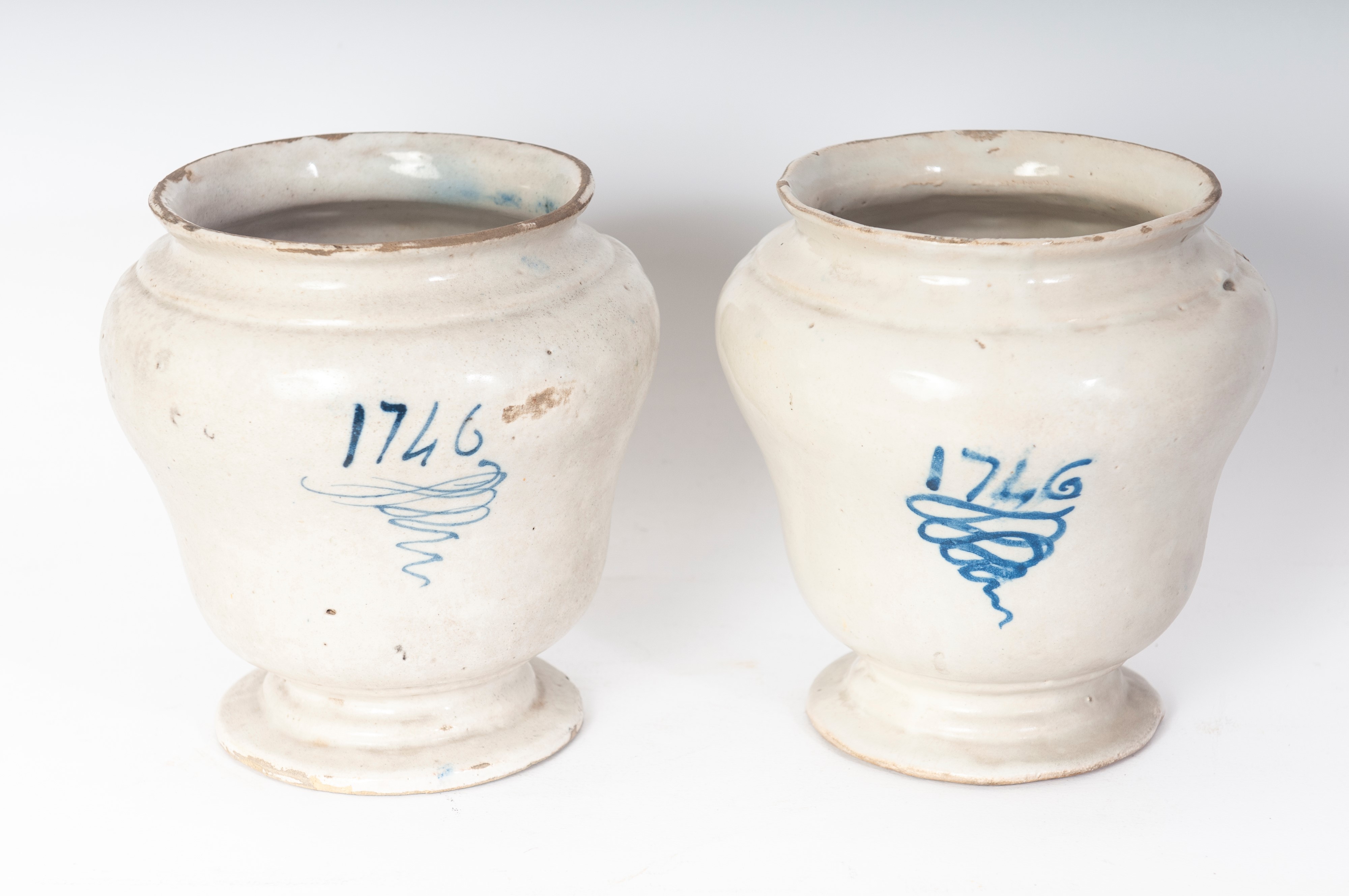 Coppia di vasi in ceramica