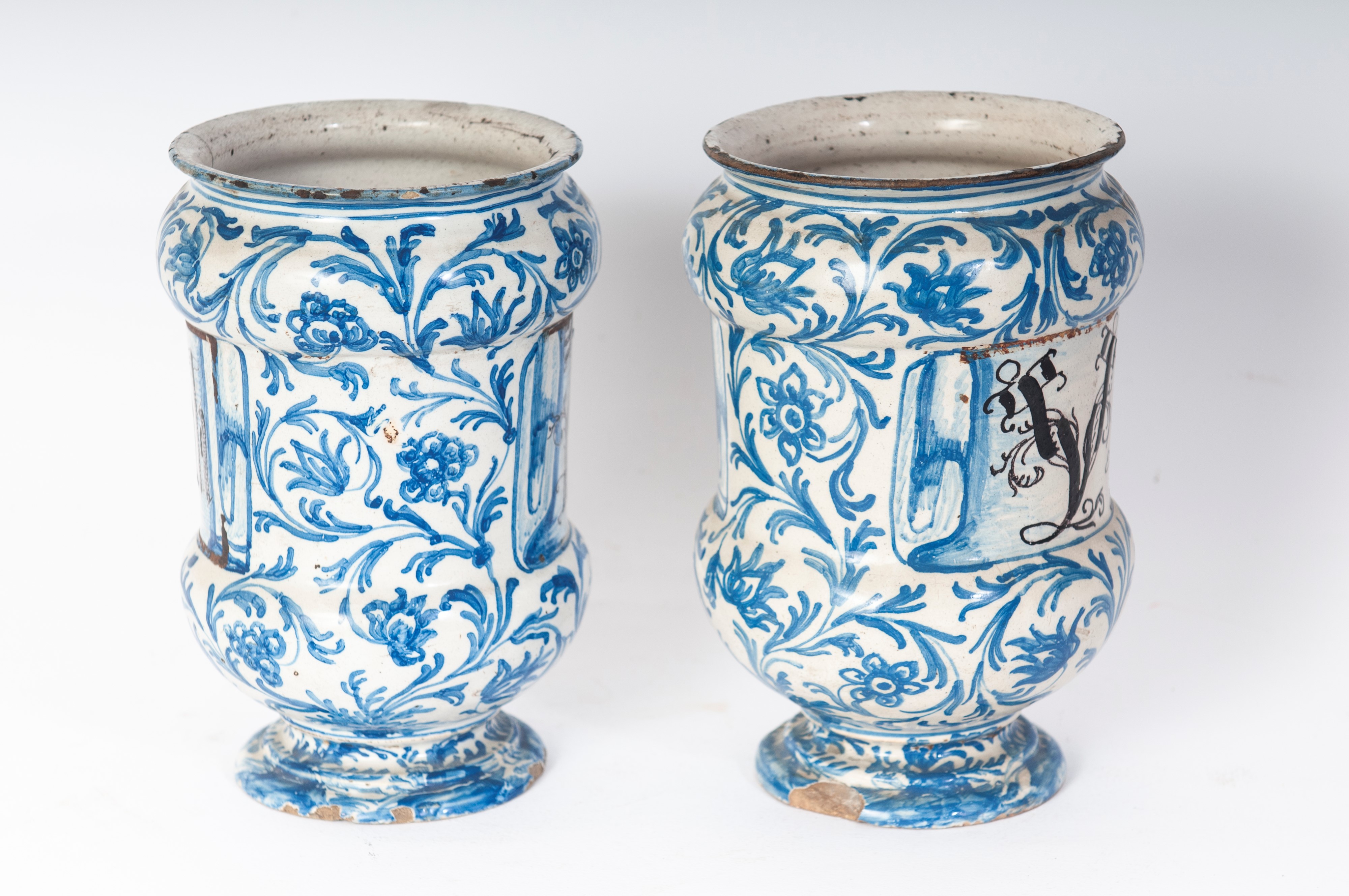 Coppia di vasi da farmacia