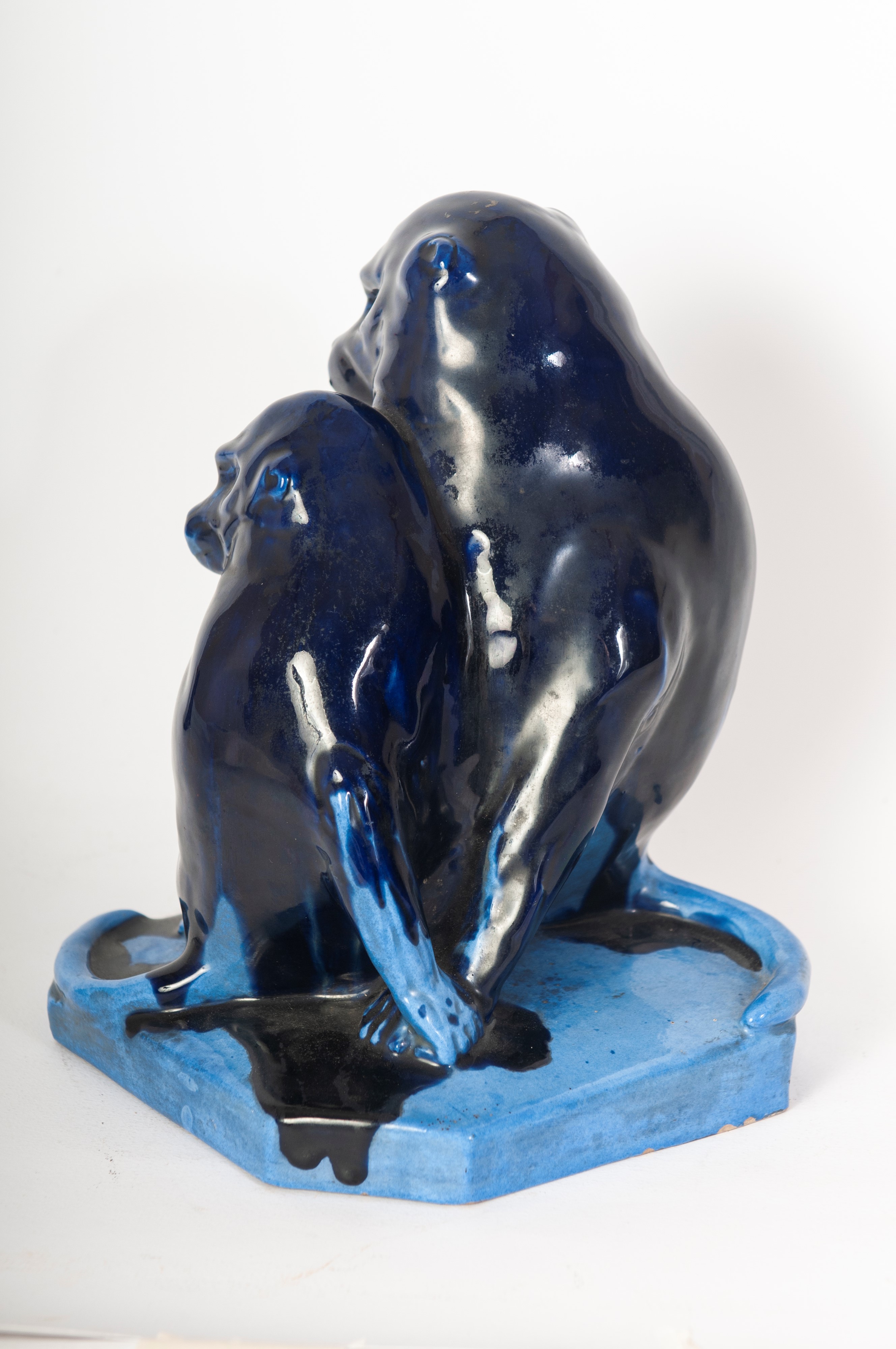 'I Babbuini', scultura in ceramica a tutto tondo