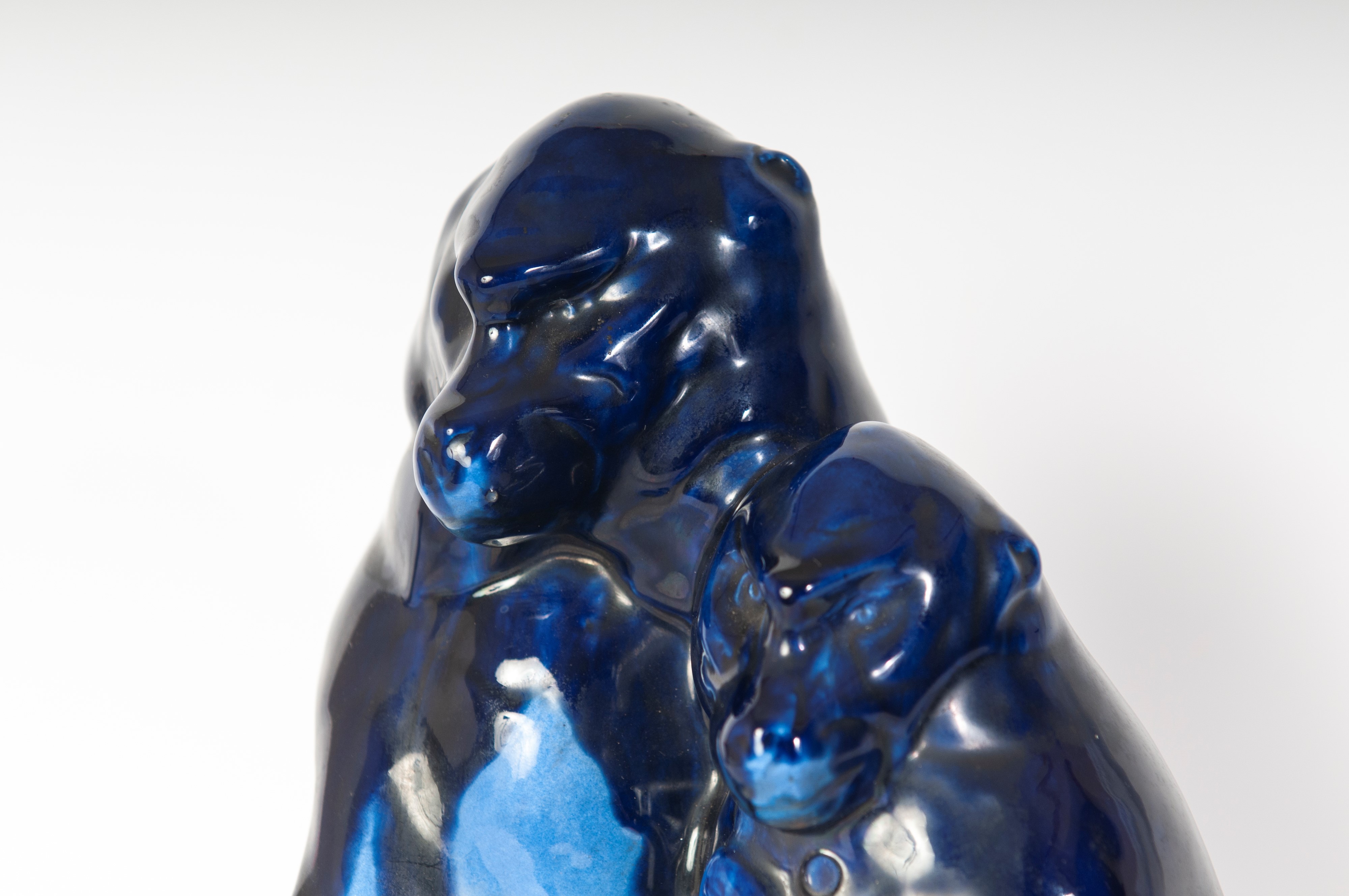 'I Babbuini', scultura in ceramica a tutto tondo