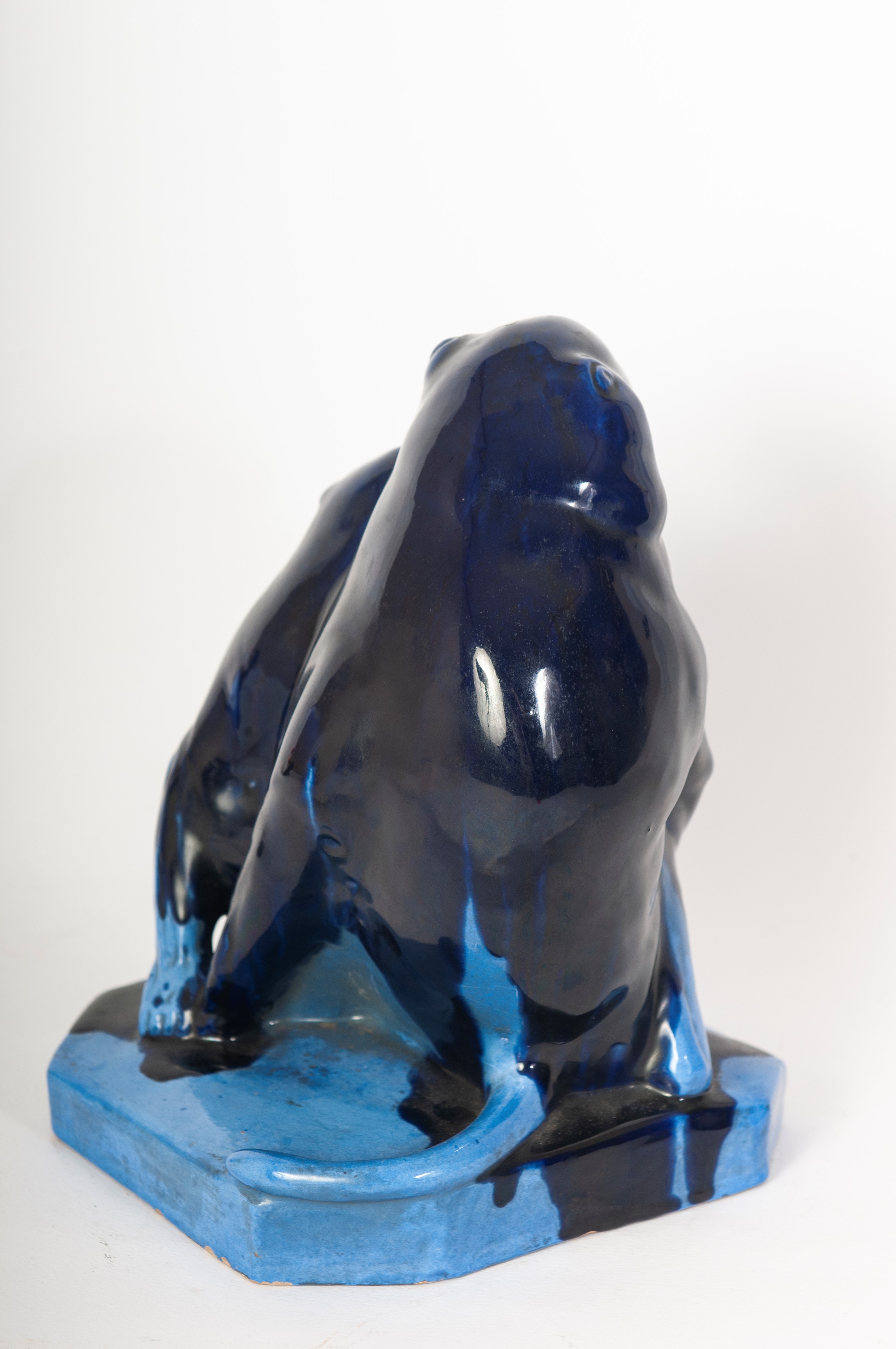 'I Babbuini', scultura in ceramica a tutto tondo