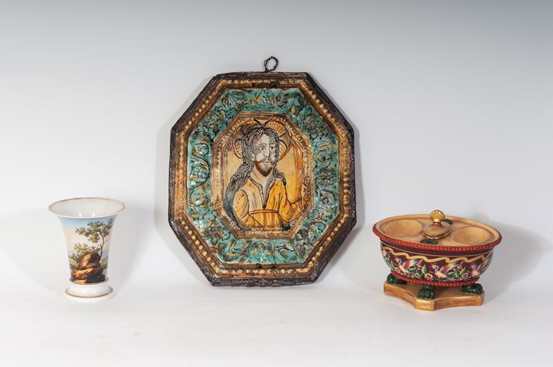 lotto di tre oggetti in ceramica: