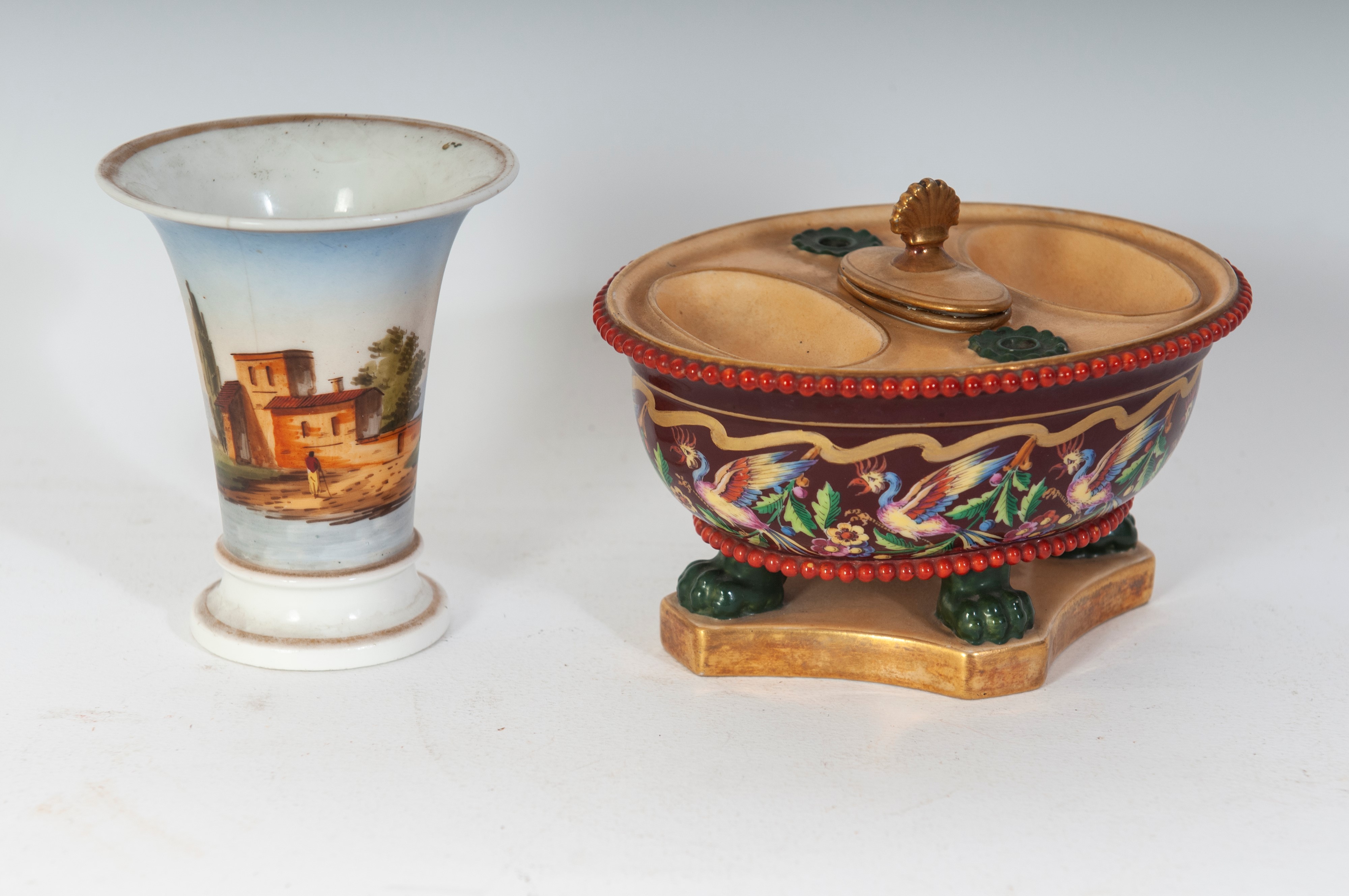 lotto di tre oggetti in ceramica: