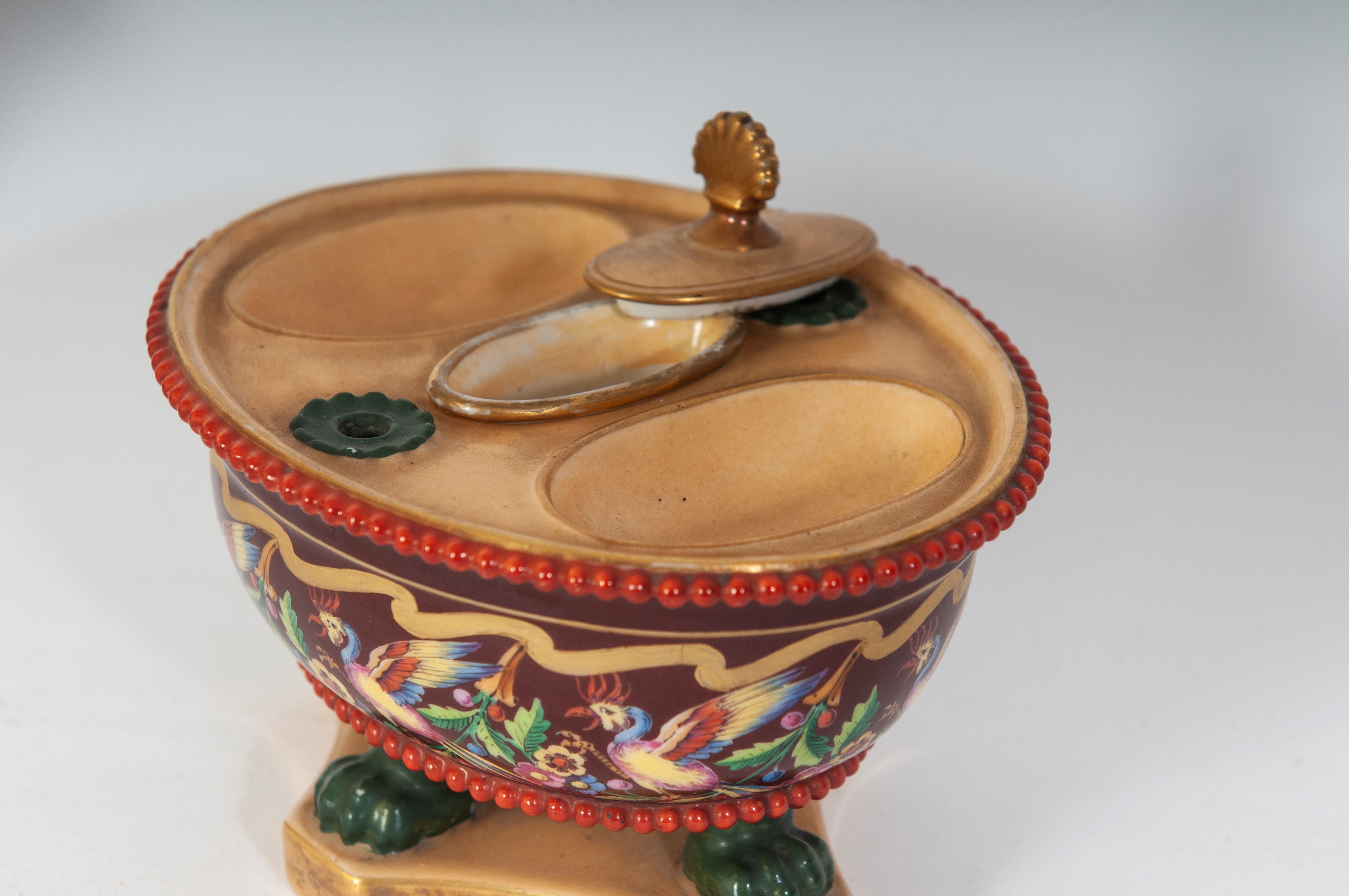 lotto di tre oggetti in ceramica: