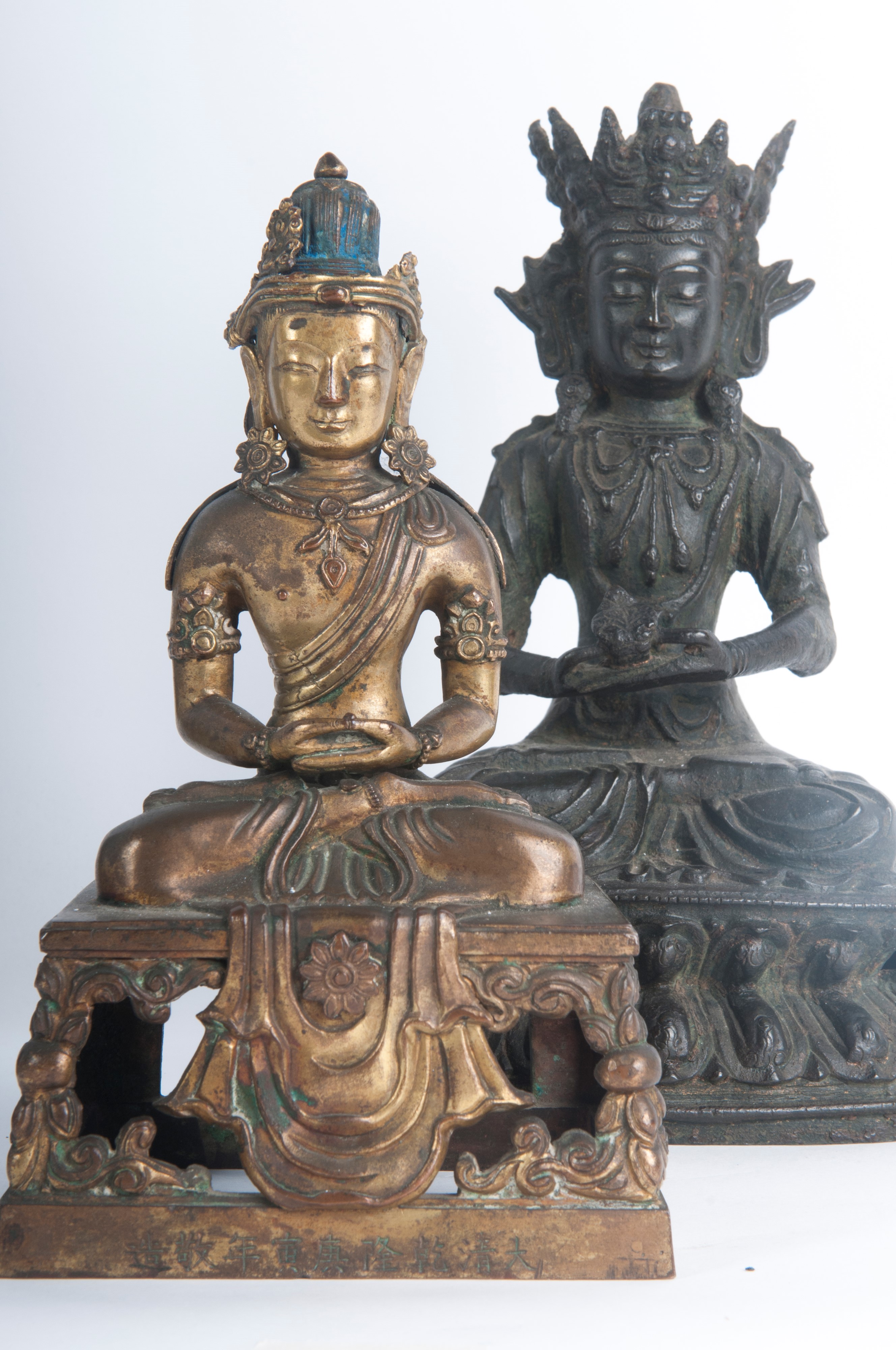 Lotto di tre sculture in bronzo rappresentanti Buddha e Guanyin, arte indocinese XVIII/XIX secolo