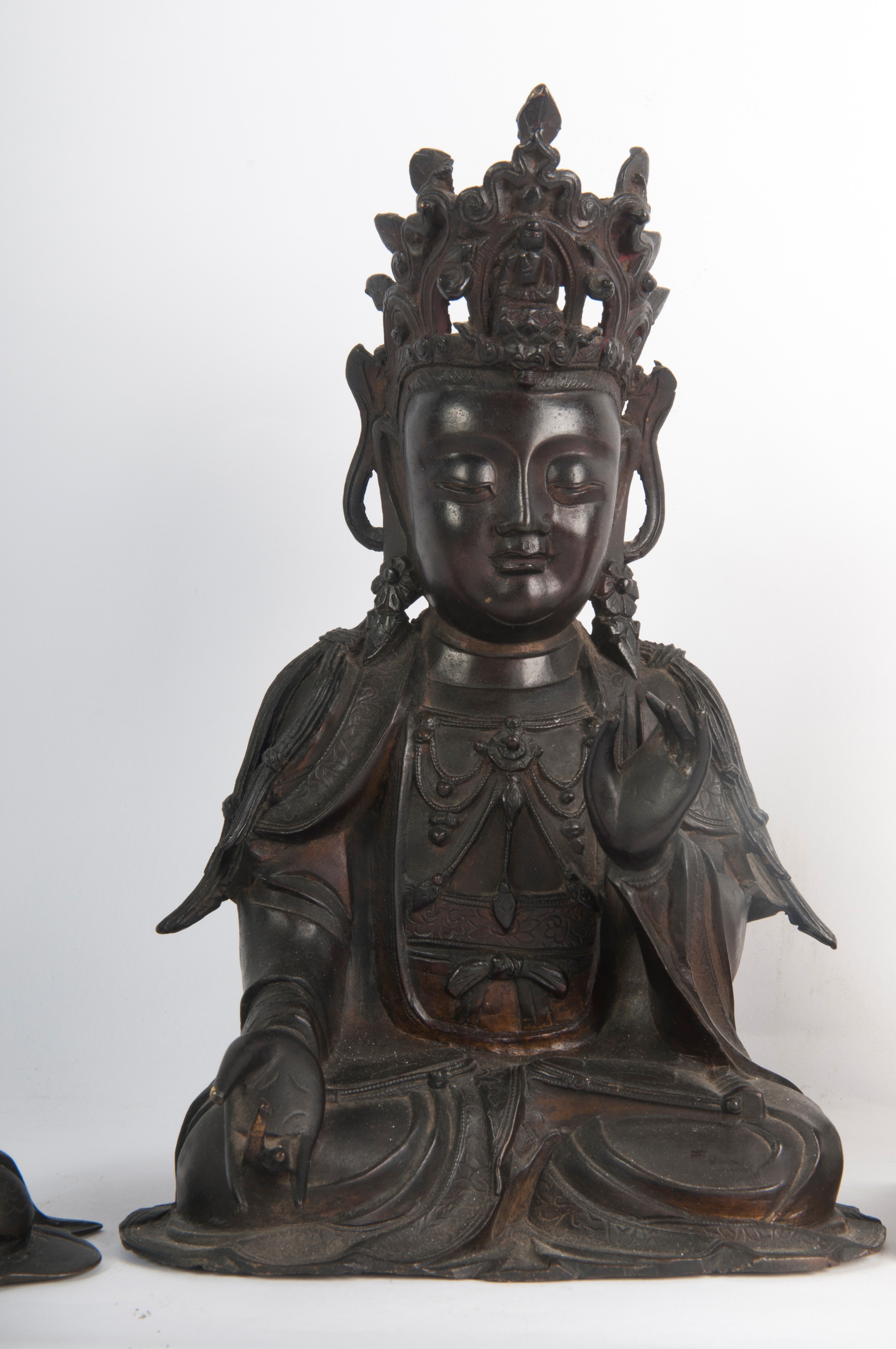Lotto di tre sculture in bronzo rappresentanti Buddha e Guanyin, arte indocinese XVIII/XIX secolo