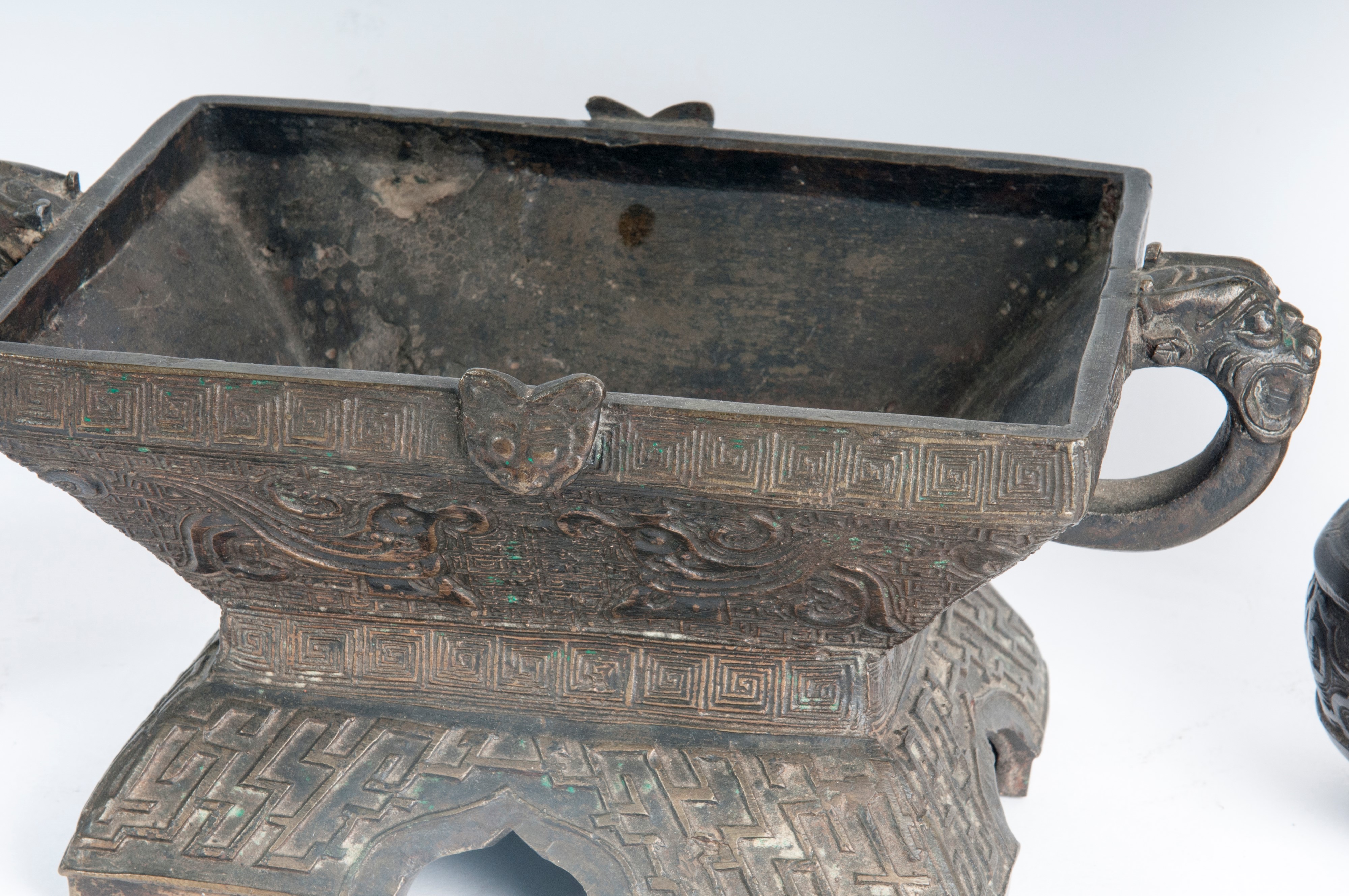Arte indo-cinese, Lotto di tre vasi in bronzo del XVIII-XIX secolo