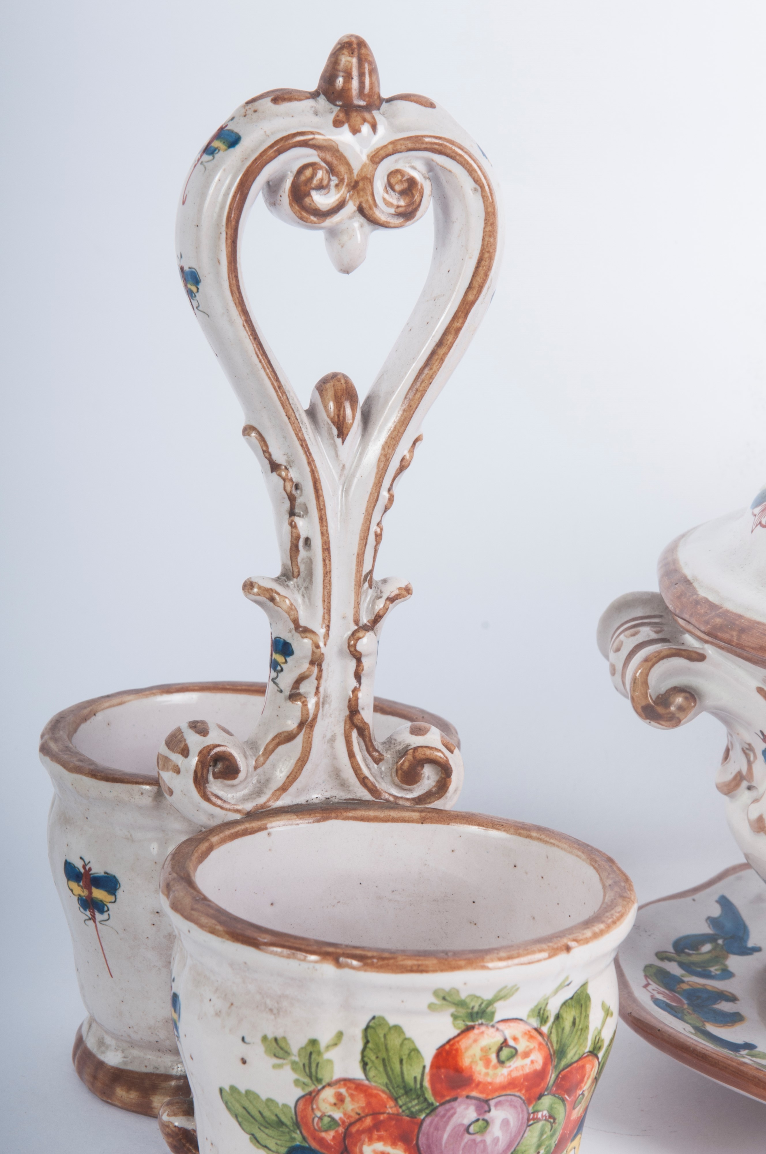 Set di tredici piatti da coltello e accessori, ceramica, Bassano del Grappa, XIX secolo
