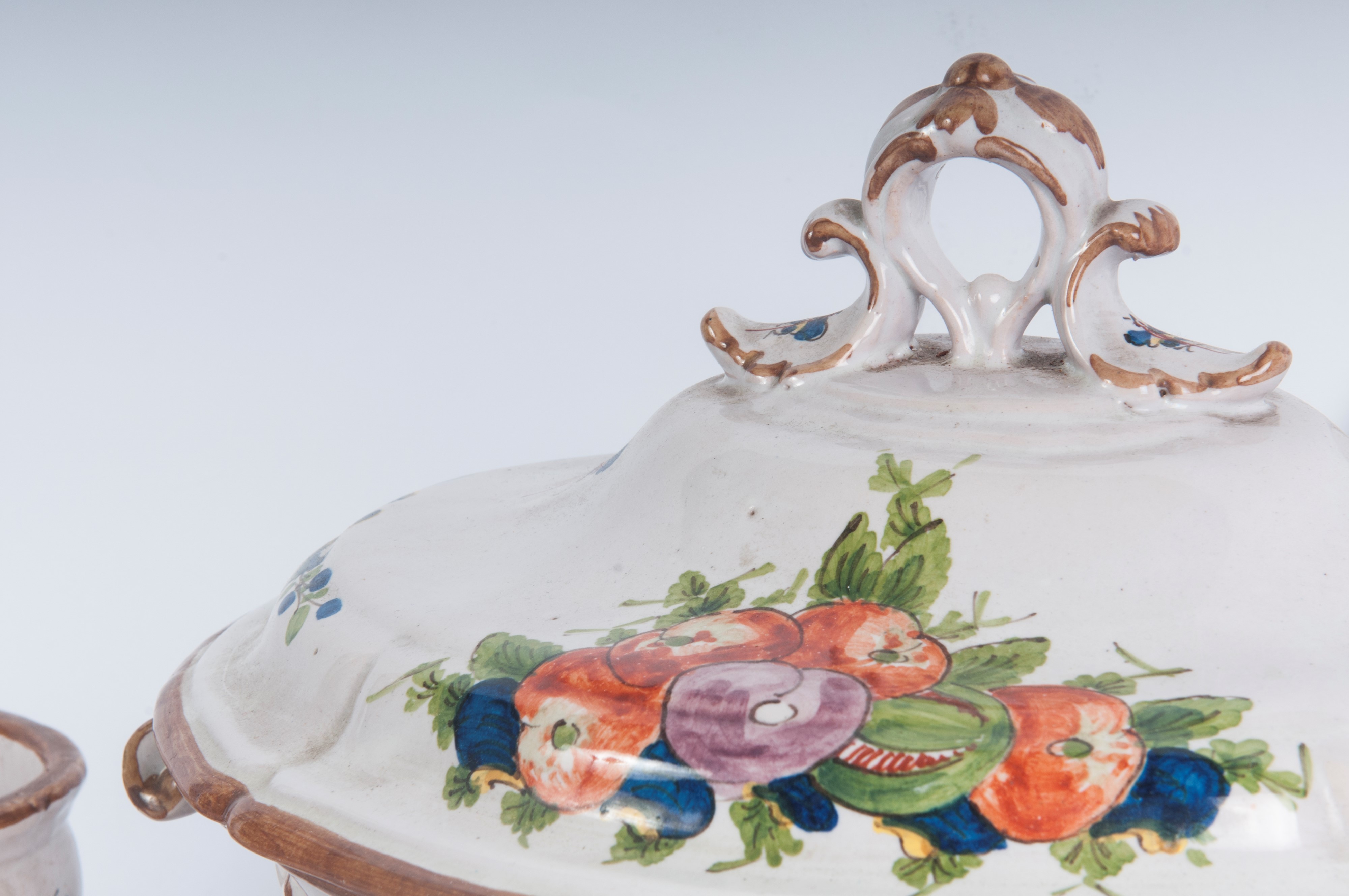 Set di tredici piatti da coltello e accessori, ceramica, Bassano del Grappa, XIX secolo