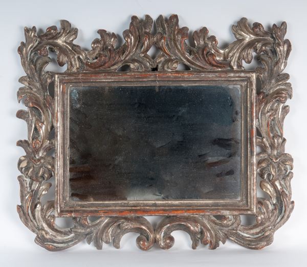 Specchiera da parete  in legno argentato ed intagliato