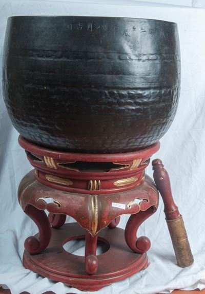 Campana tibetana, bronzo con base in legno laccato