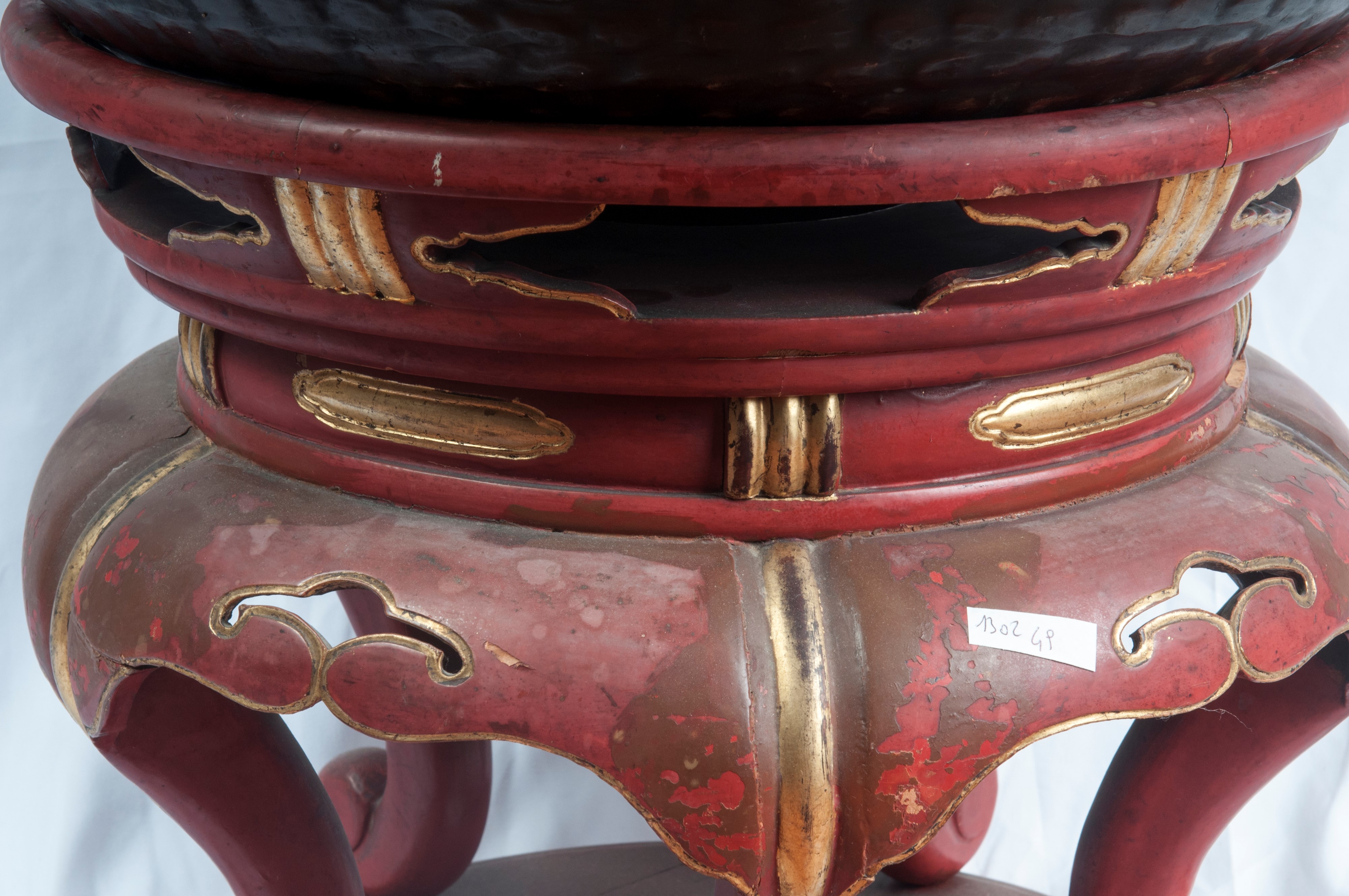 Campana tibetana, bronzo con base in legno laccato