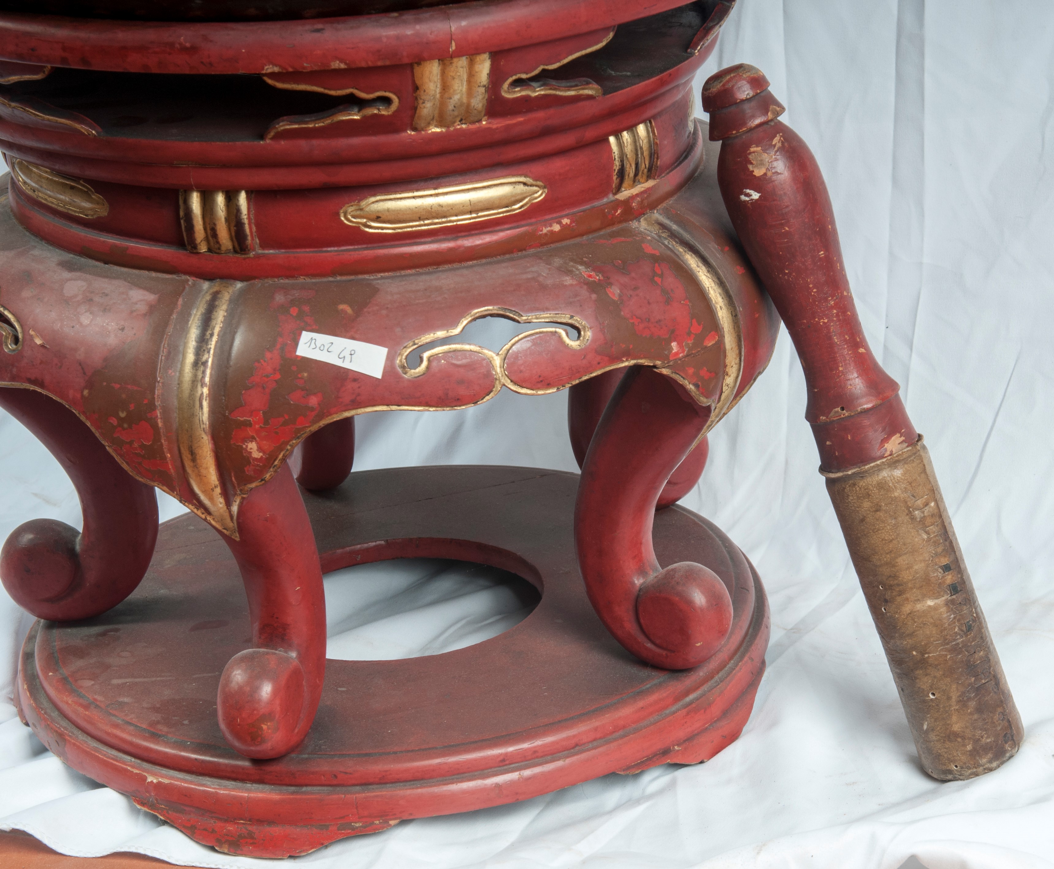 Campana tibetana, bronzo con base in legno laccato