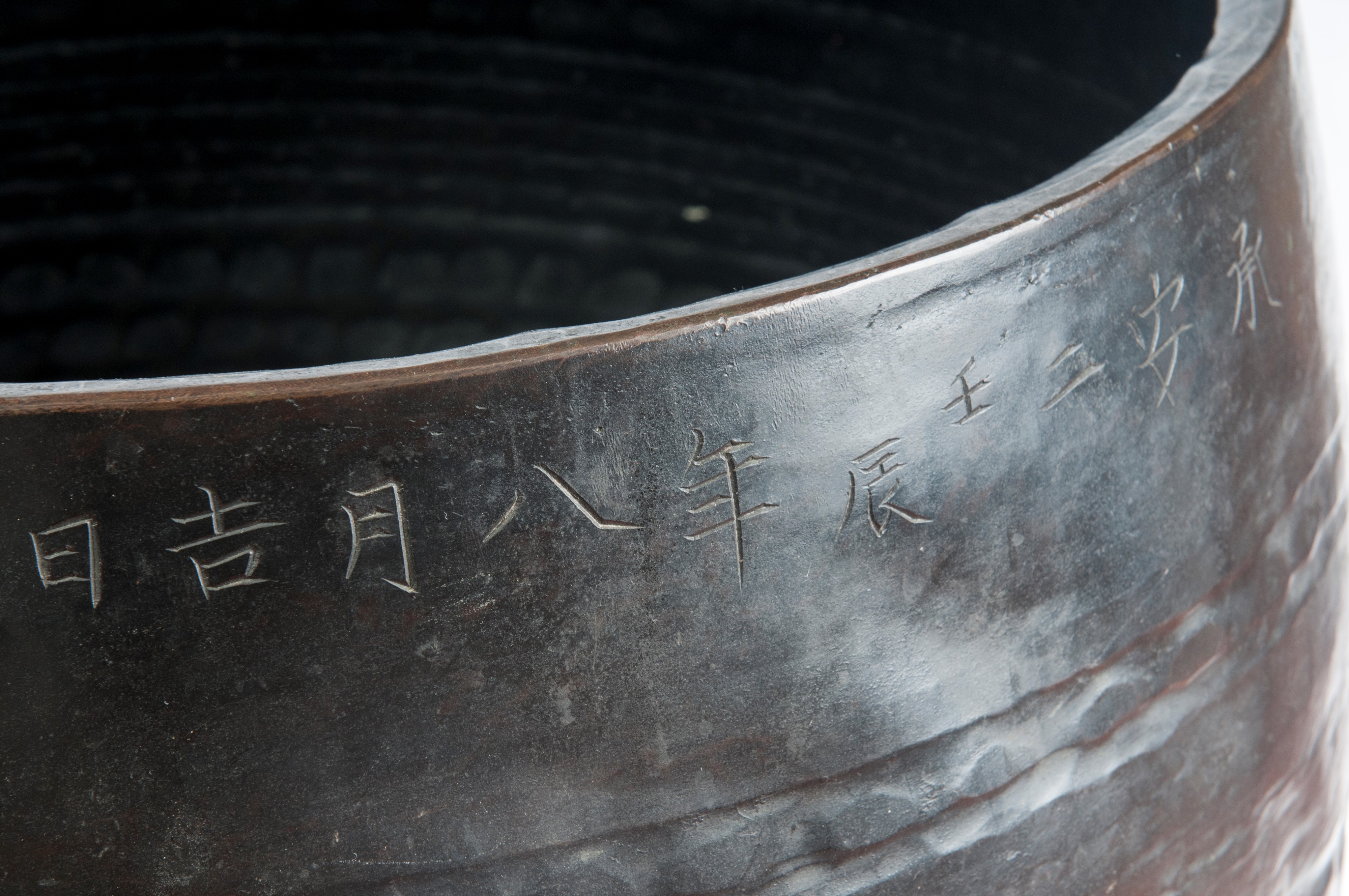 Campana tibetana, bronzo con base in legno laccato