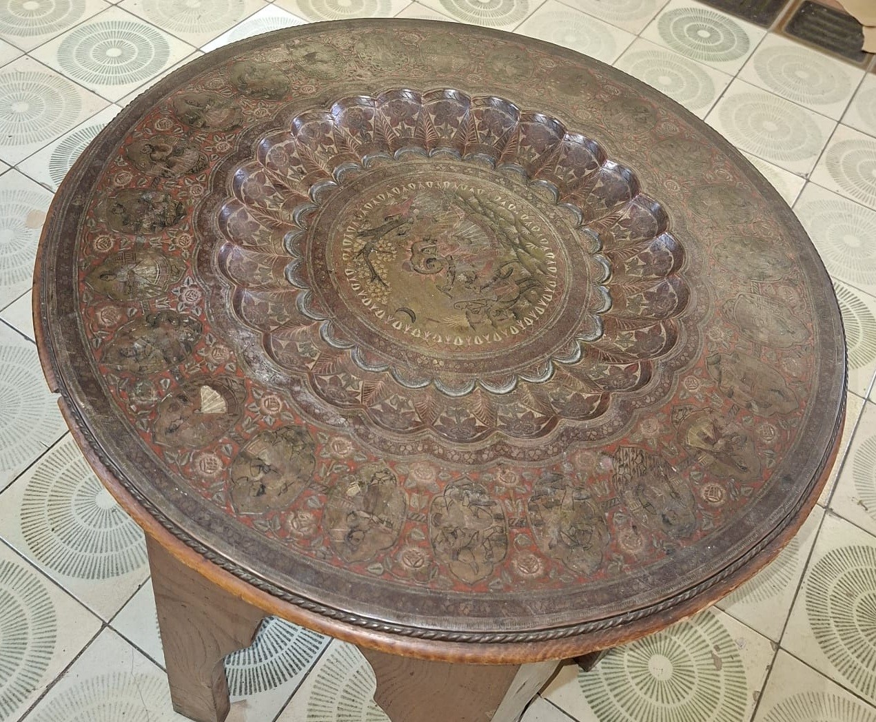 Tavolo da tè con piano in bronzo