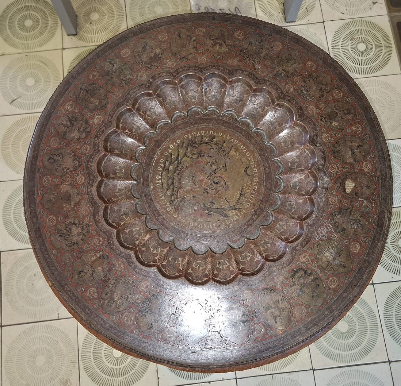Tavolo da tè con piano in bronzo