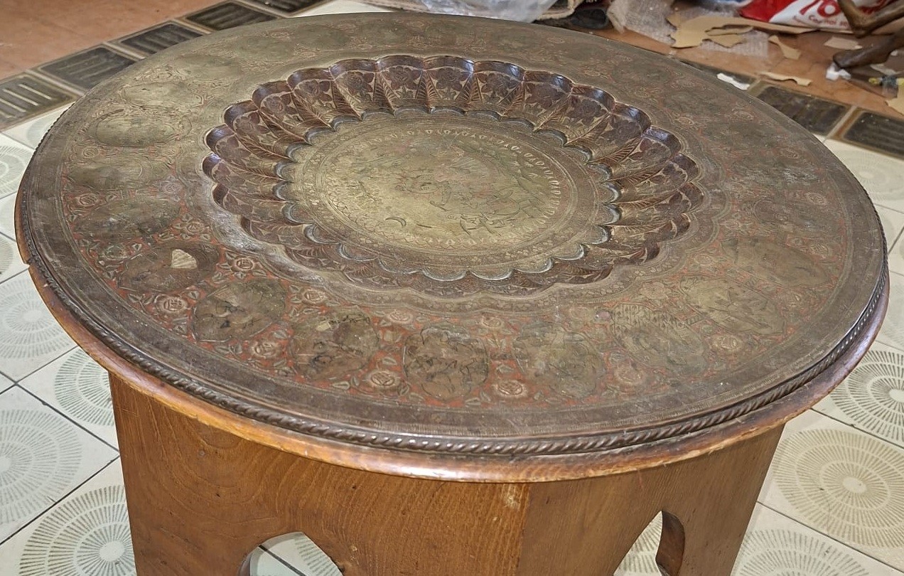Tavolo da tè con piano in bronzo