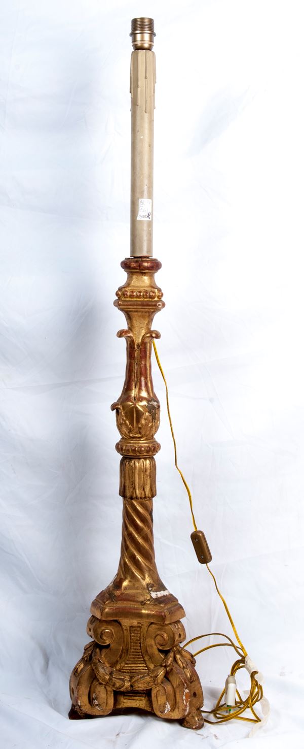 Candeliere in legno dorato