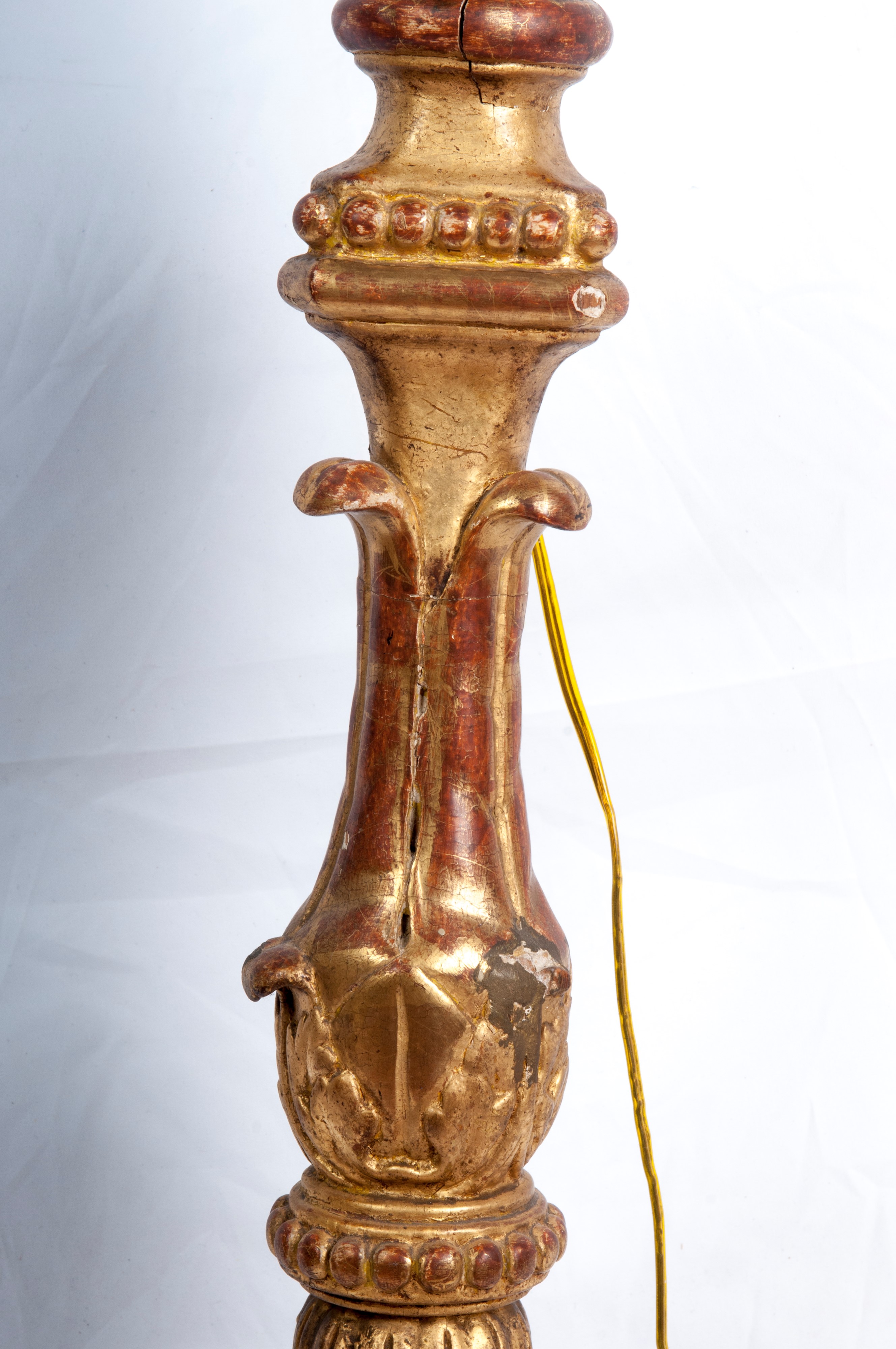 Candeliere in legno dorato