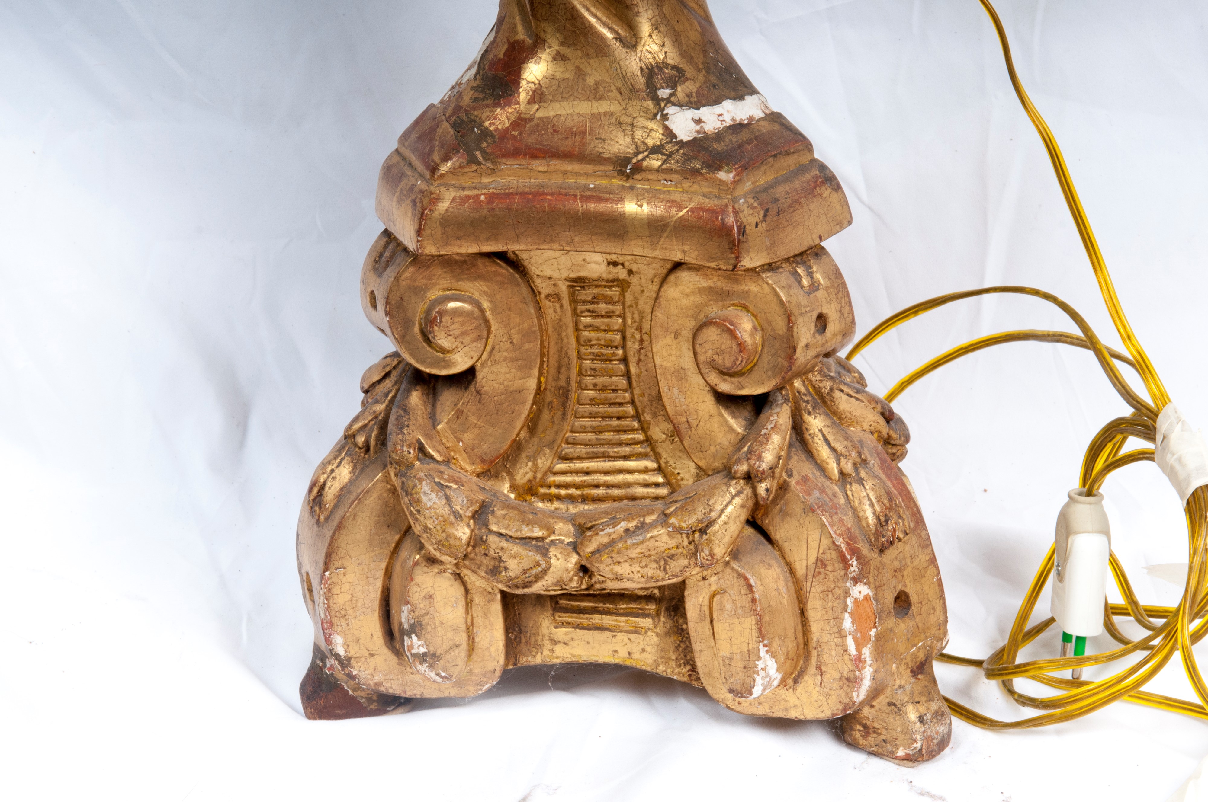 Candeliere in legno dorato