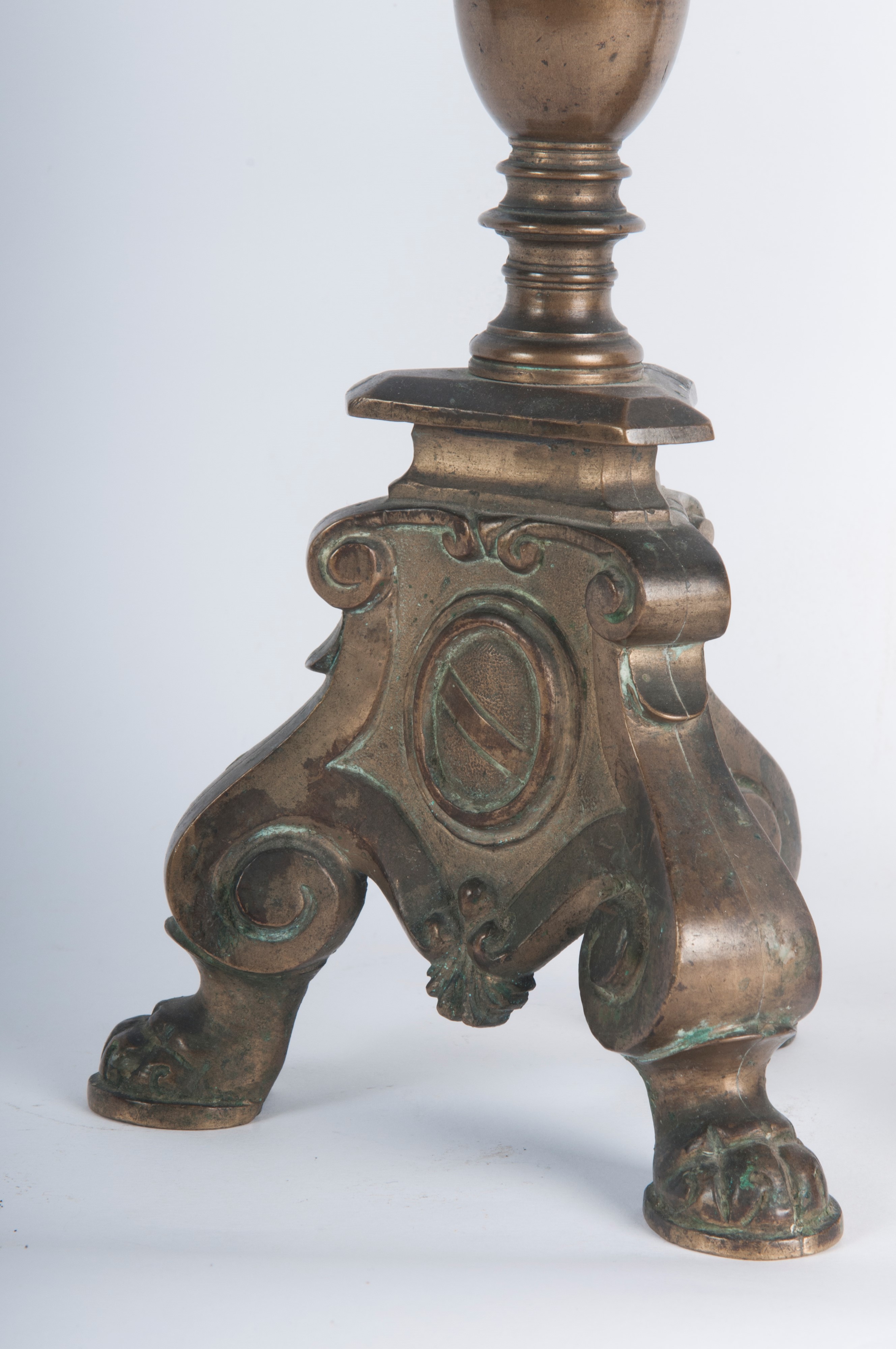 Coppia di candelieri in bronzo