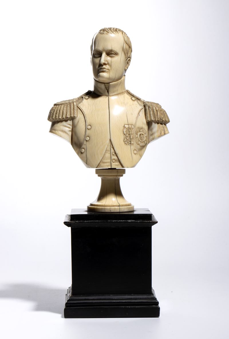Scultura in avorio, busto maschile su base lignea ebanizzata, Francia, XIX secolo