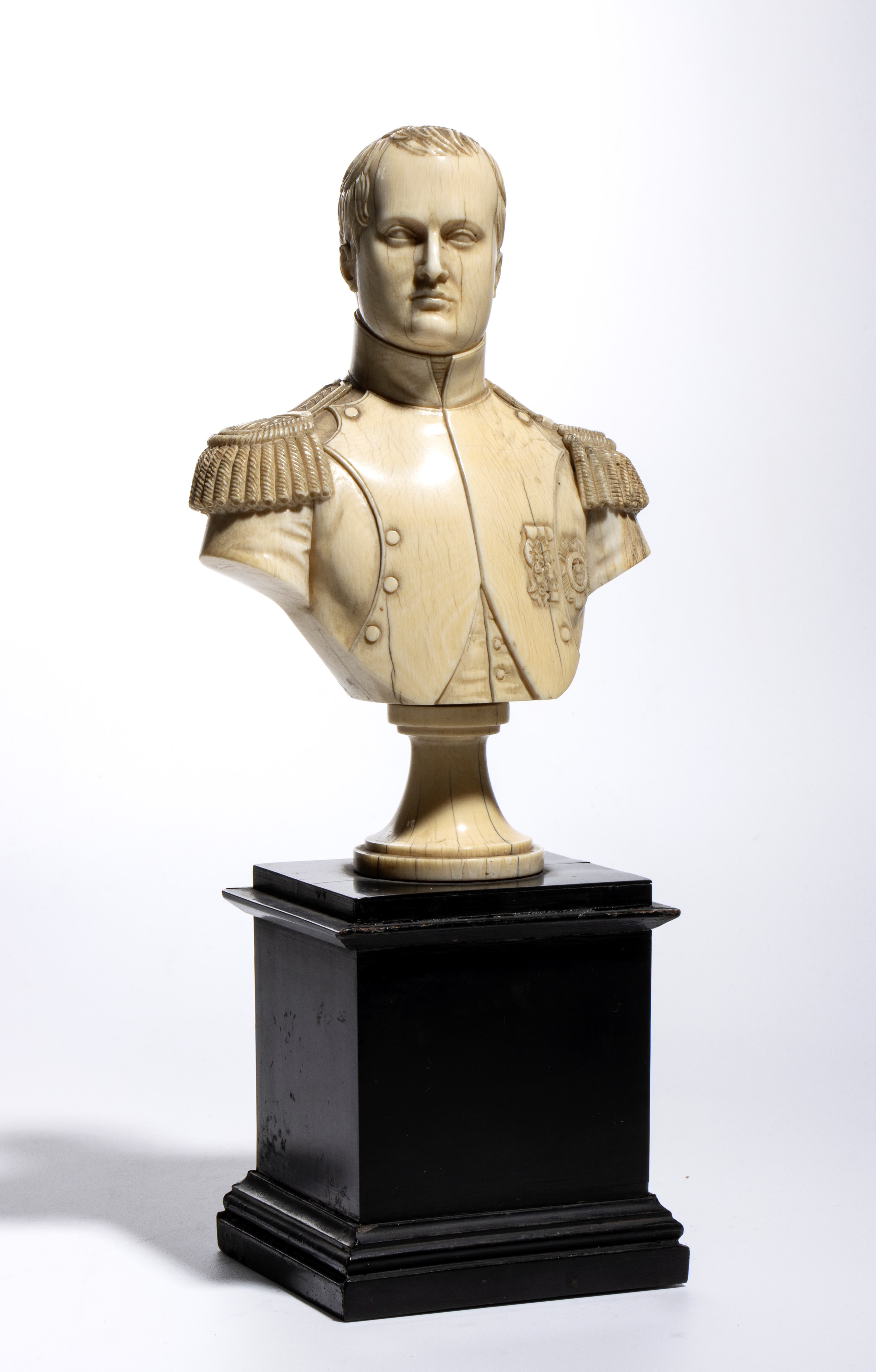 Scultura in avorio, busto maschile su base lignea ebanizzata, Francia, XIX secolo