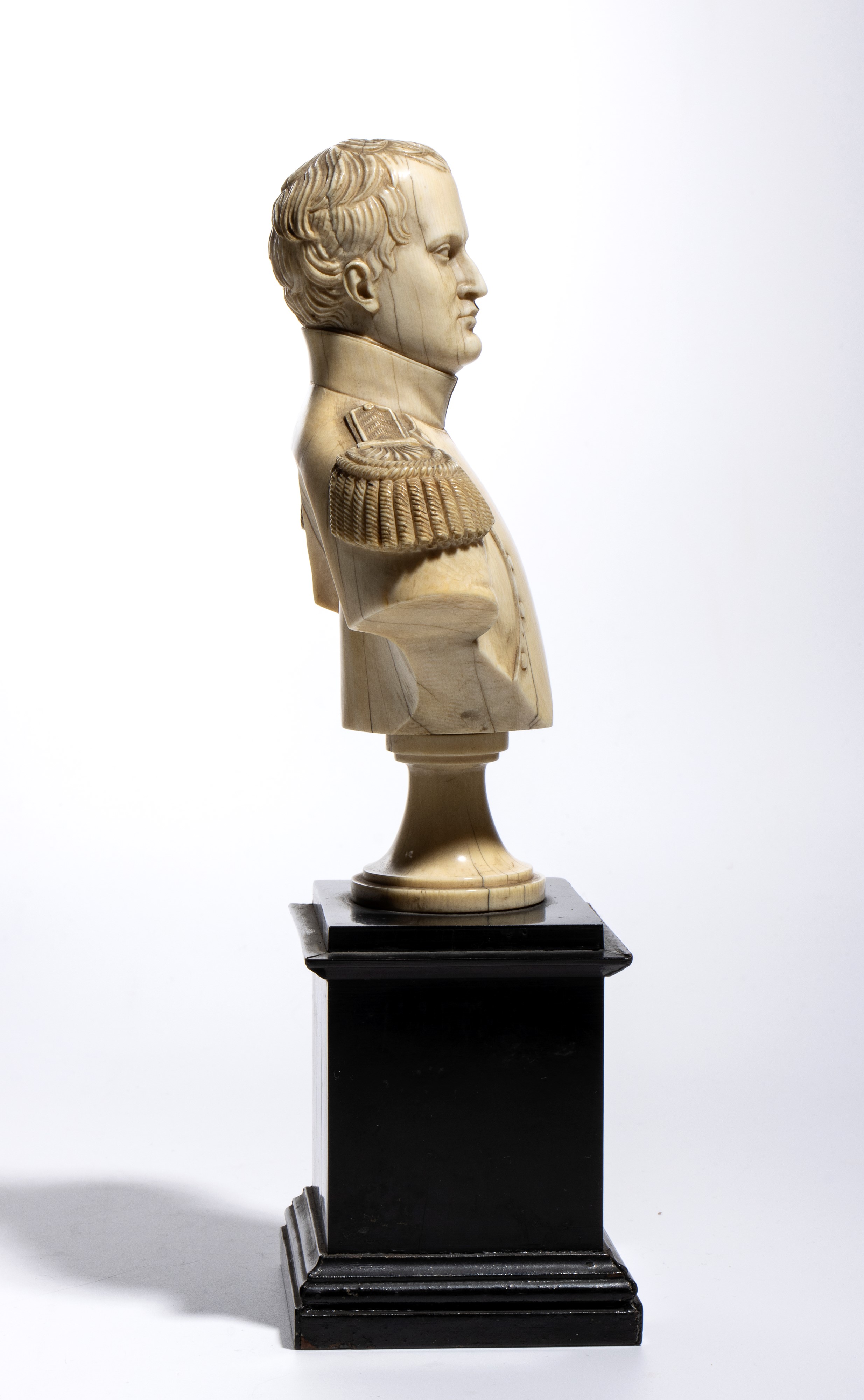 Scultura in avorio, busto maschile su base lignea ebanizzata, Francia, XIX secolo