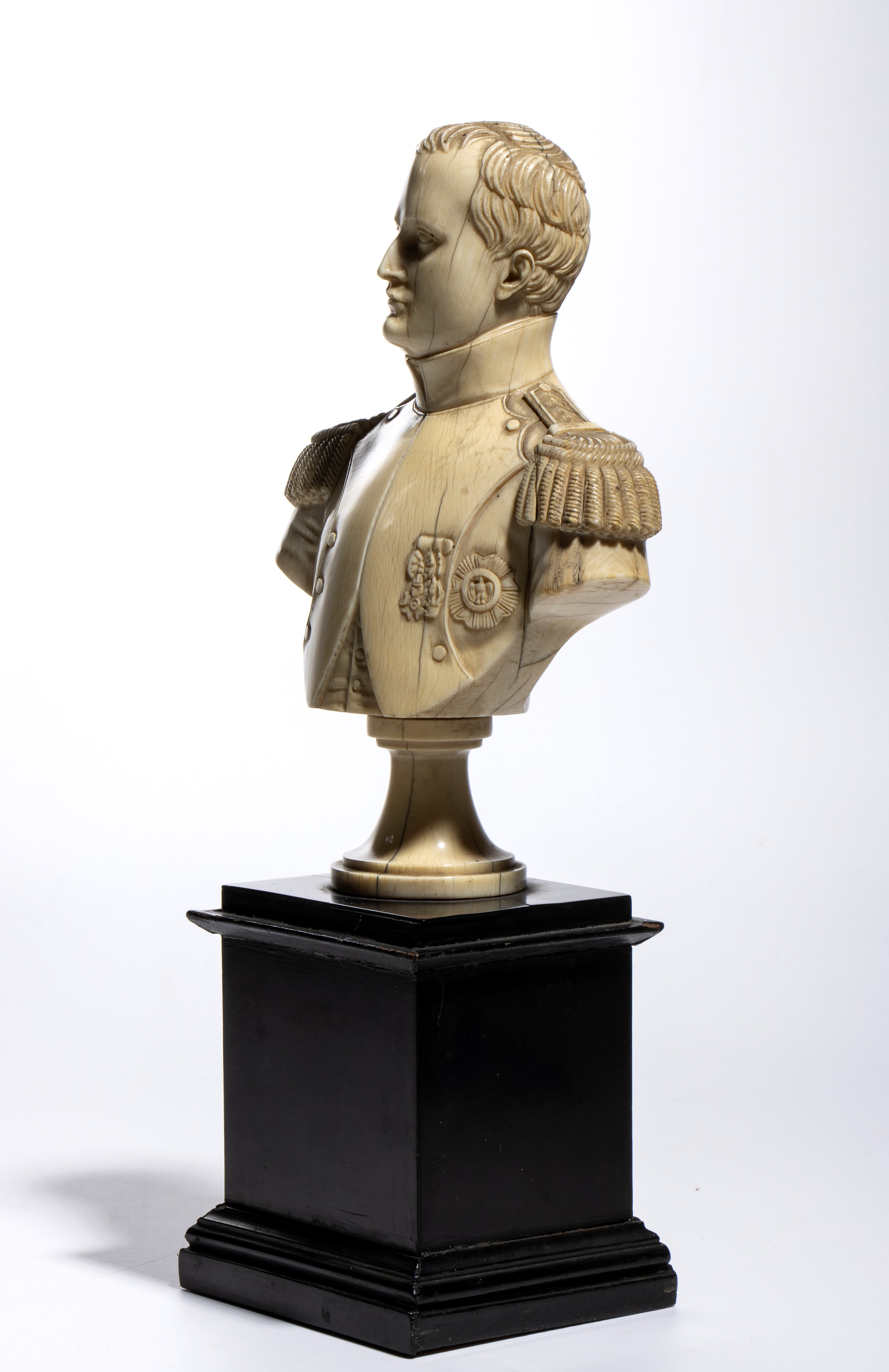 Scultura in avorio, busto maschile su base lignea ebanizzata, Francia, XIX secolo