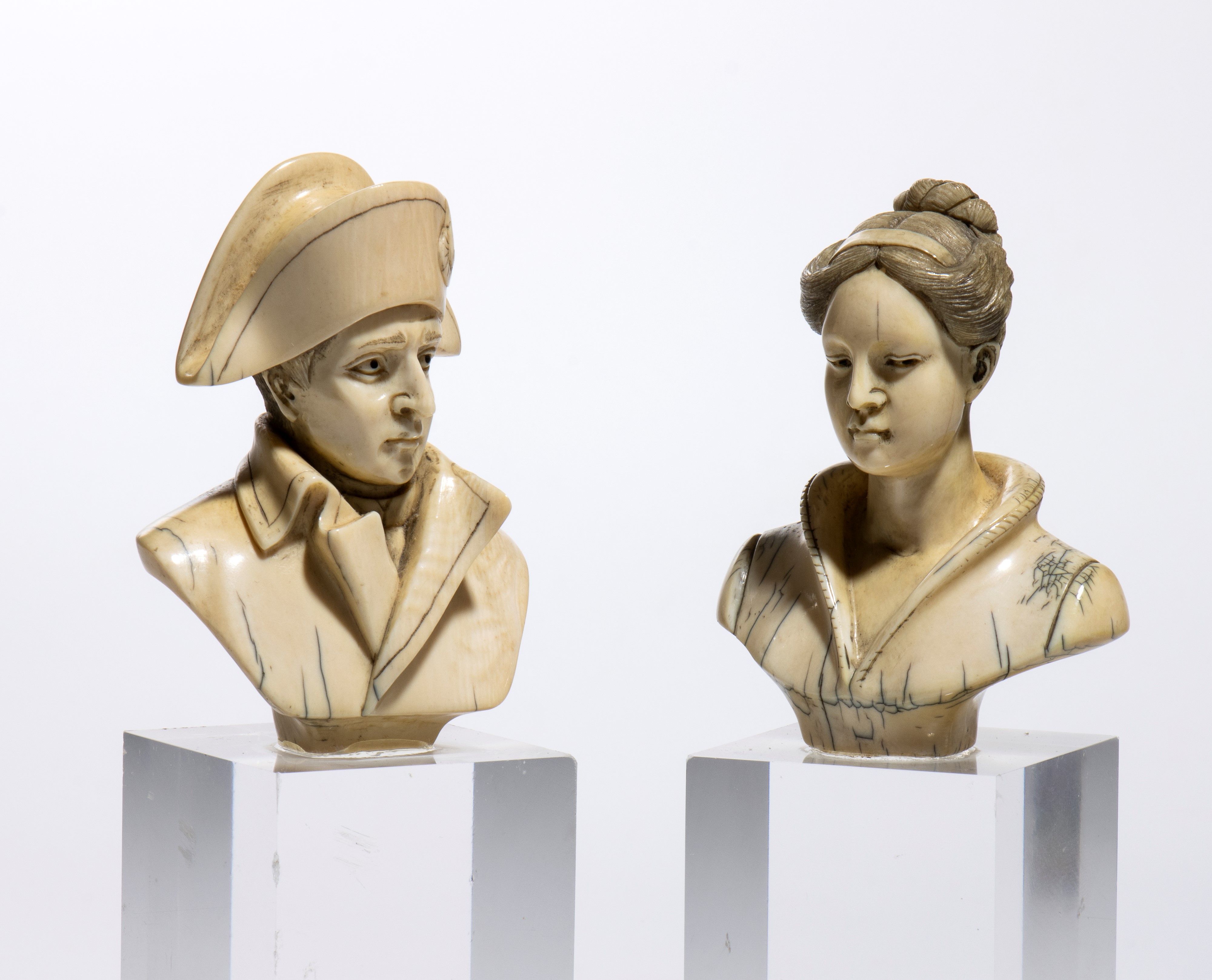 Arnaldo Giannelli - Giannelli, Coppia di sculture in avorio raffiguranti uomo e donna