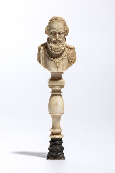 Scultura in avorio raffigurante Enrico IV, busto maschile a tutto tondo con supporto a colonna e ...