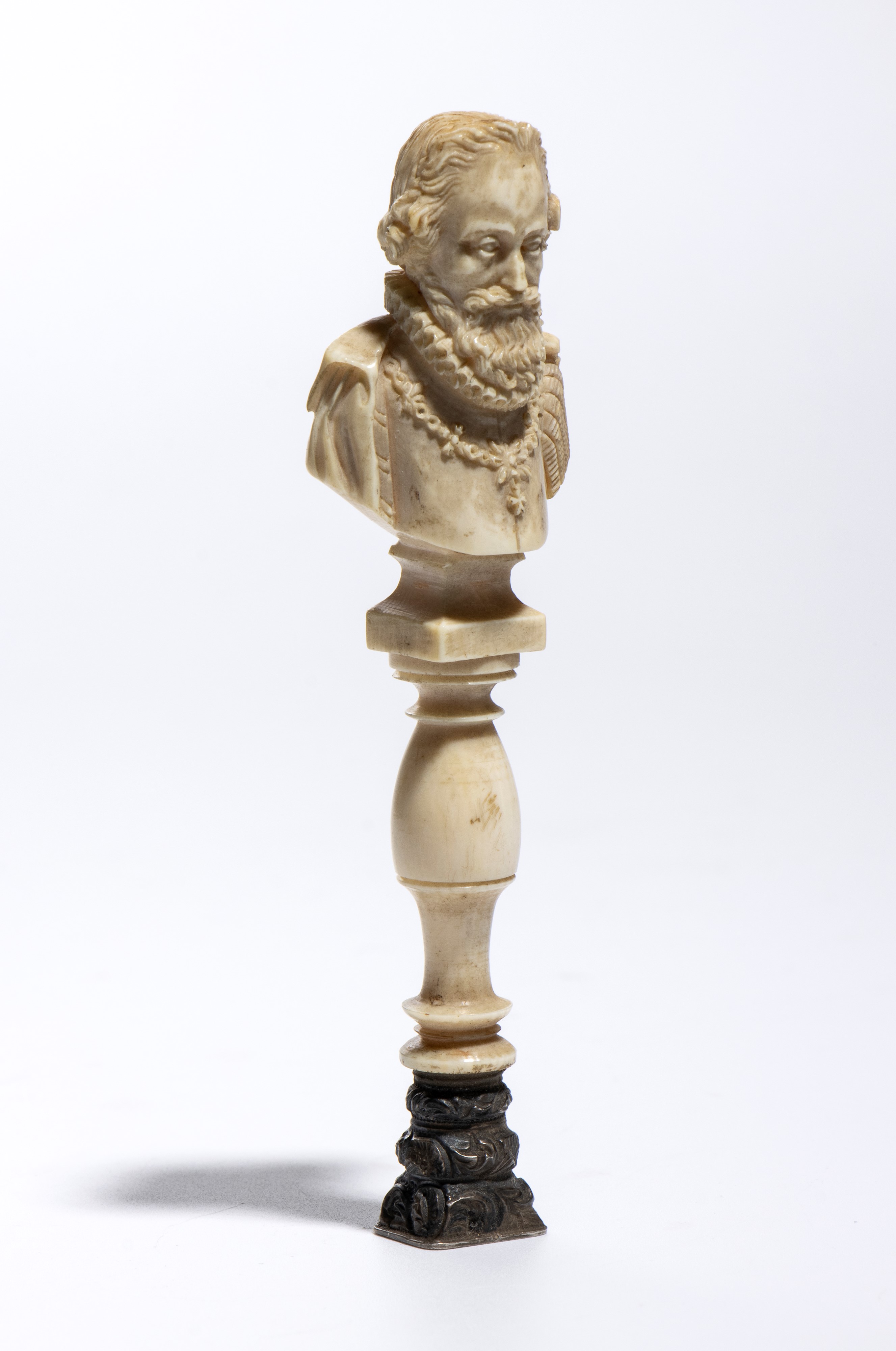 Scultura in avorio raffigurante Enrico IV, busto maschile a tutto tondo con supporto a colonna e ...