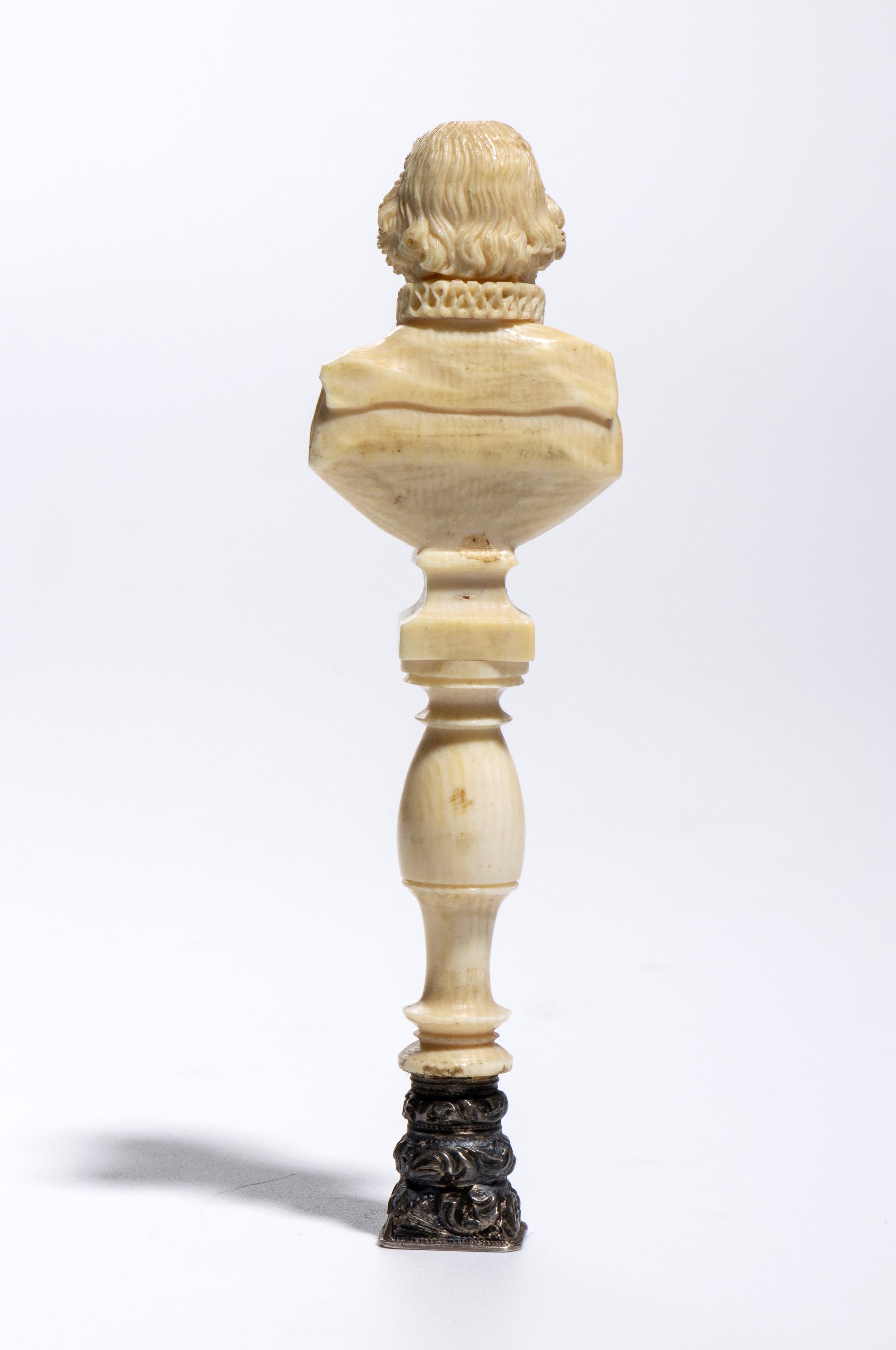 Scultura in avorio raffigurante Enrico IV, busto maschile a tutto tondo con supporto a colonna e ...