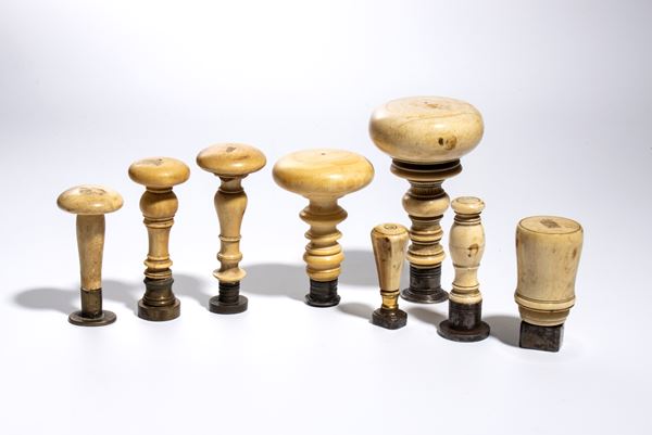 gruppo di otto sigilli per ceralacca, impugnatura in avorio