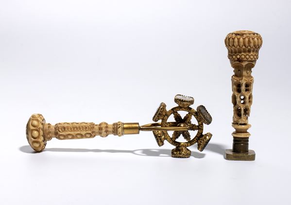 Coppia di sigilli per ceralacca con impugnatura in osso