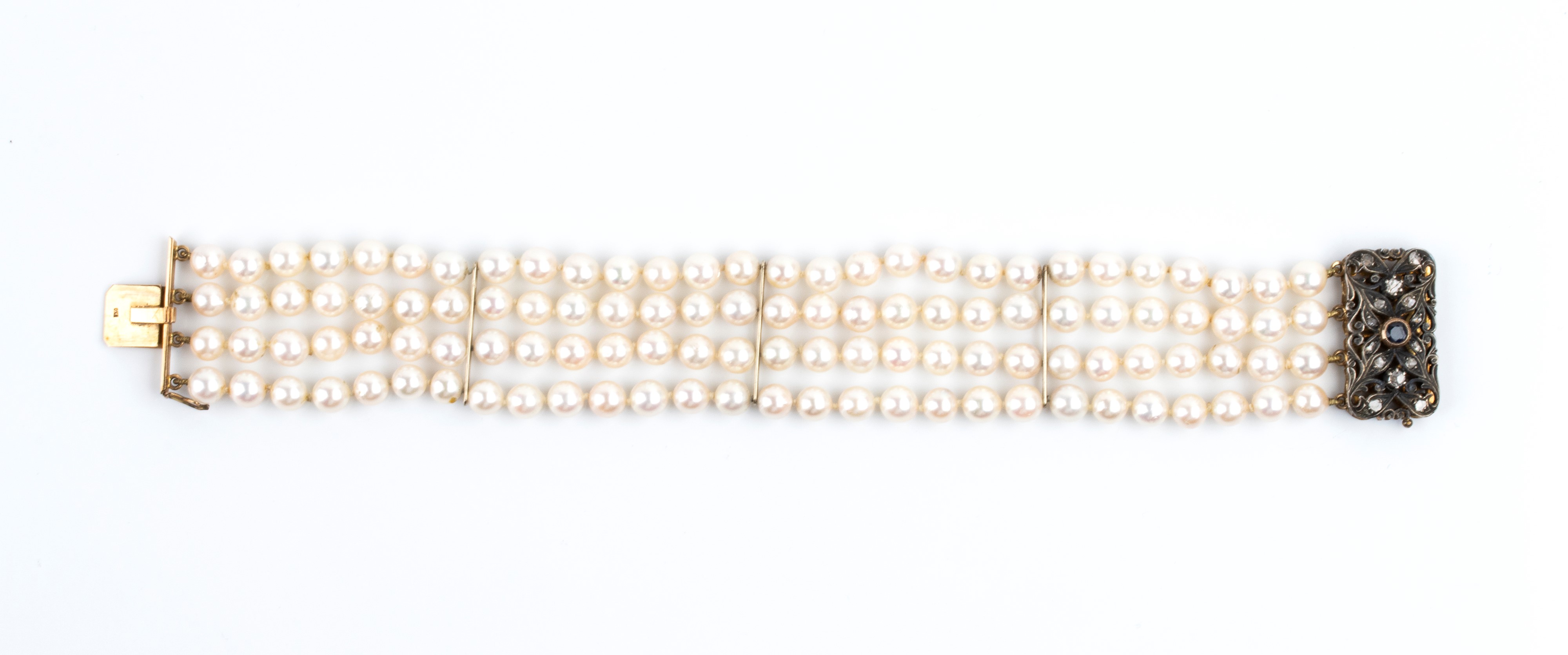 Bracciale a quattro fili di perle coltivate d’acqua salata con chiusura in oro giallo 18k e argen...