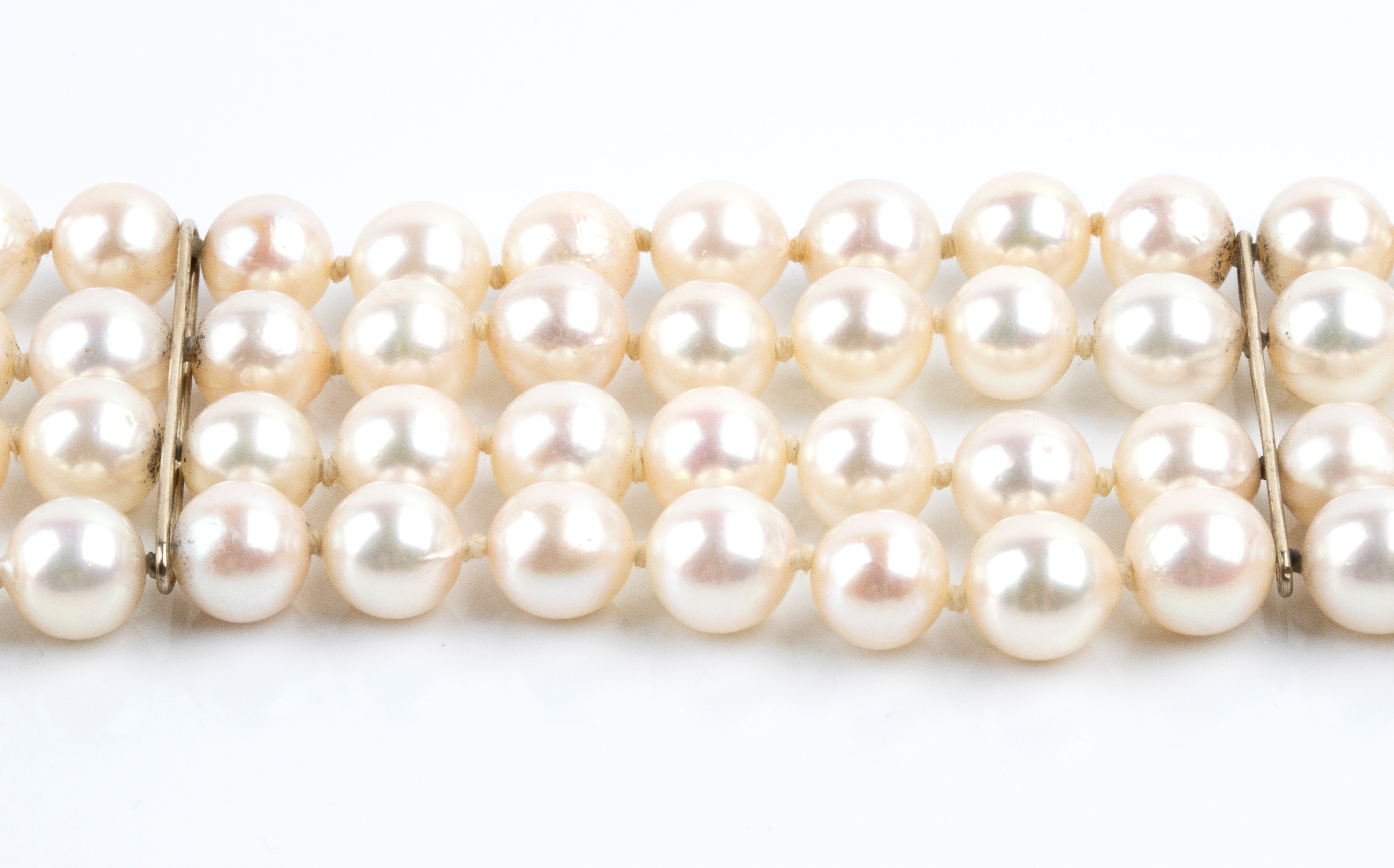 Bracciale a quattro fili di perle coltivate d’acqua salata con chiusura in oro giallo 18k e argen...
