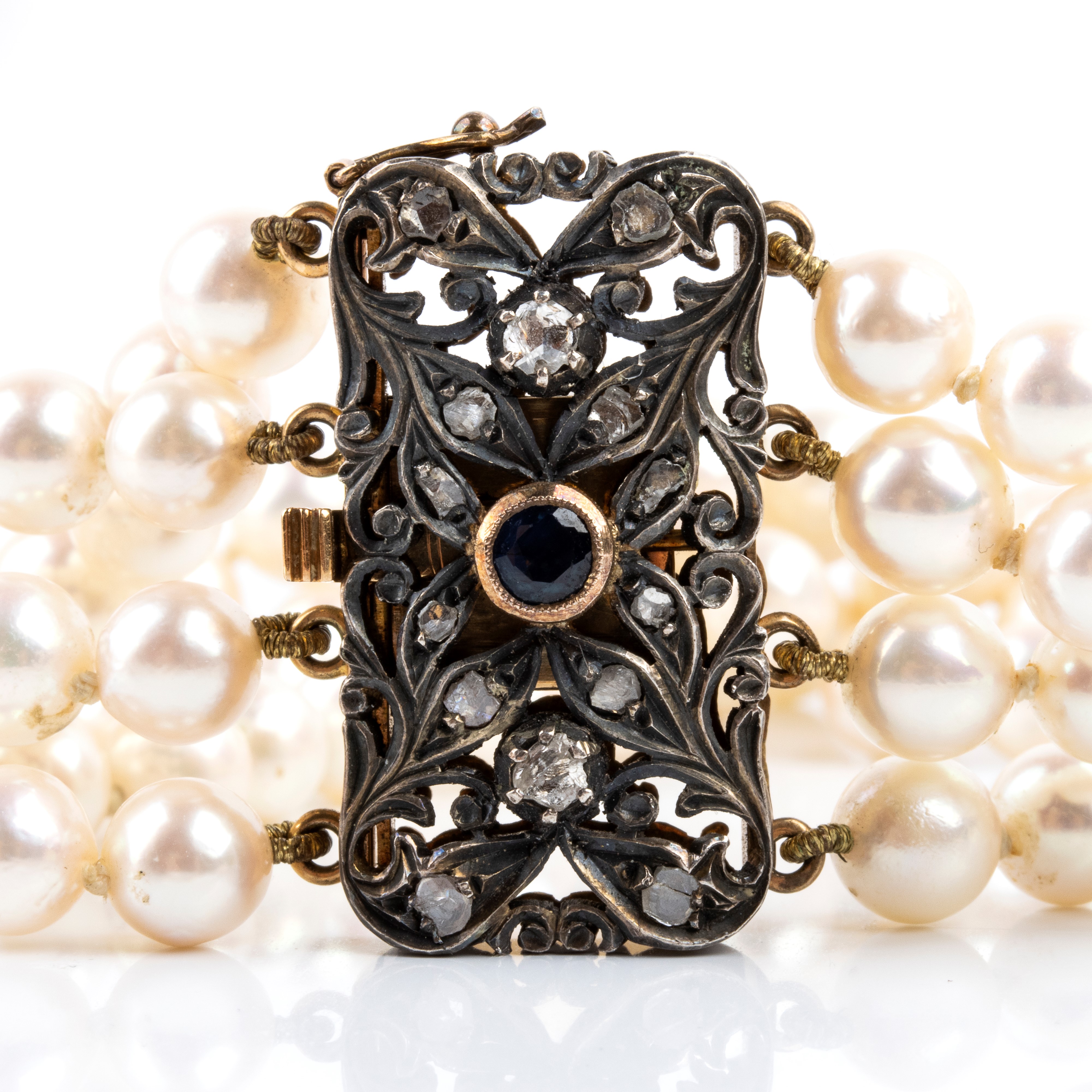 Bracciale a quattro fili di perle coltivate d’acqua salata con chiusura in oro giallo 18k e argen...