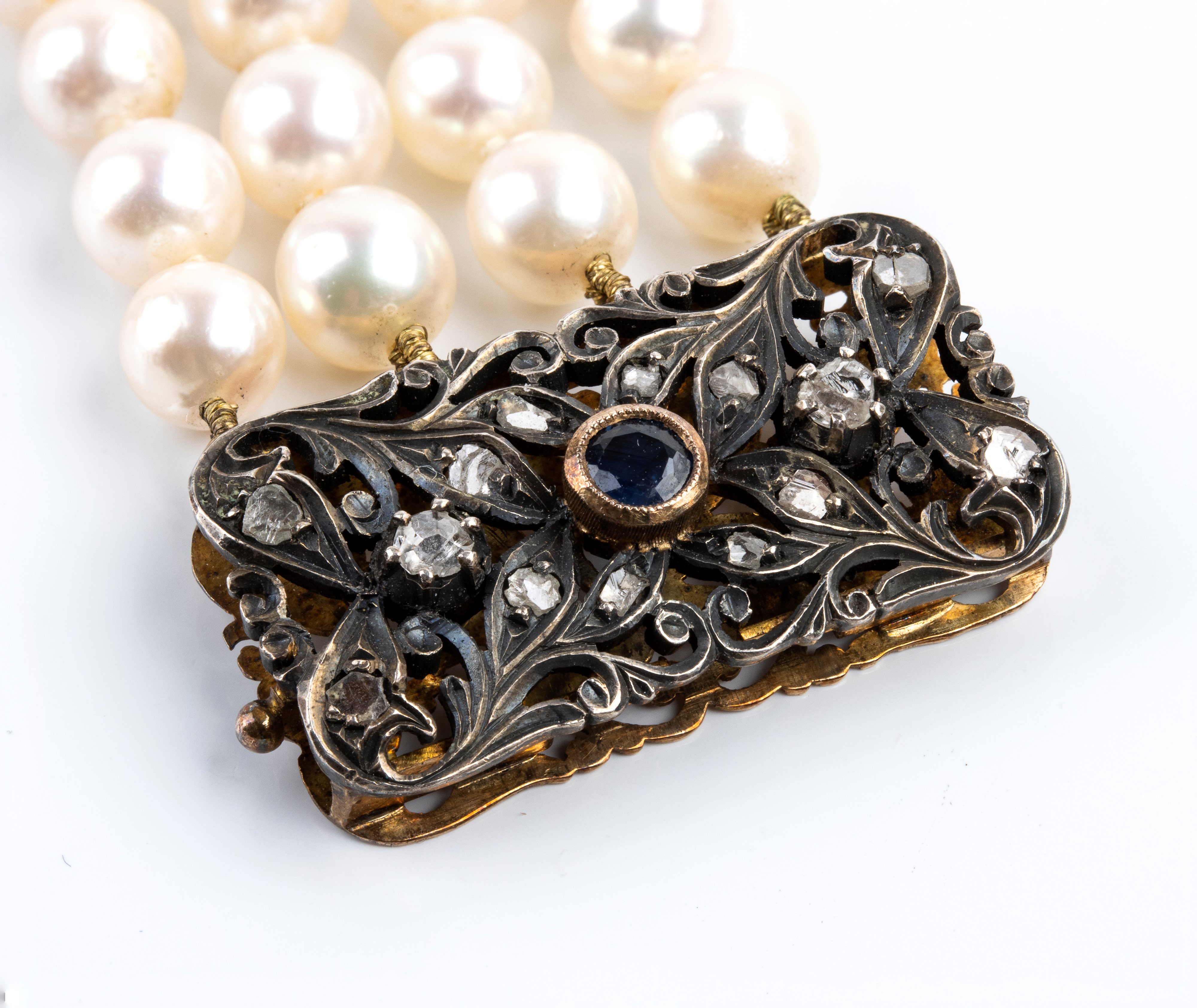 Bracciale a quattro fili di perle coltivate d’acqua salata con chiusura in oro giallo 18k e argen...
