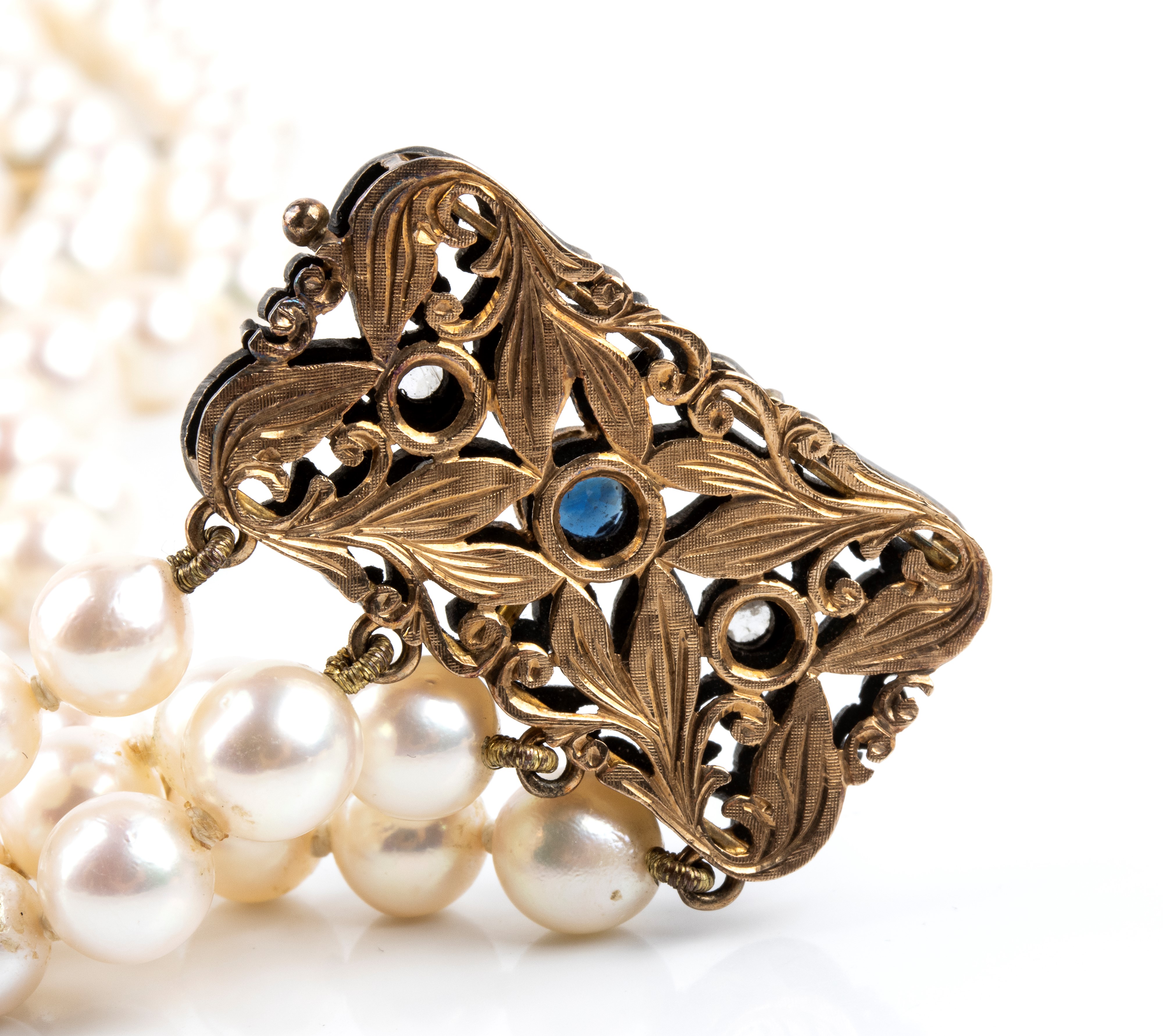Bracciale a quattro fili di perle coltivate d’acqua salata con chiusura in oro giallo 18k e argen...