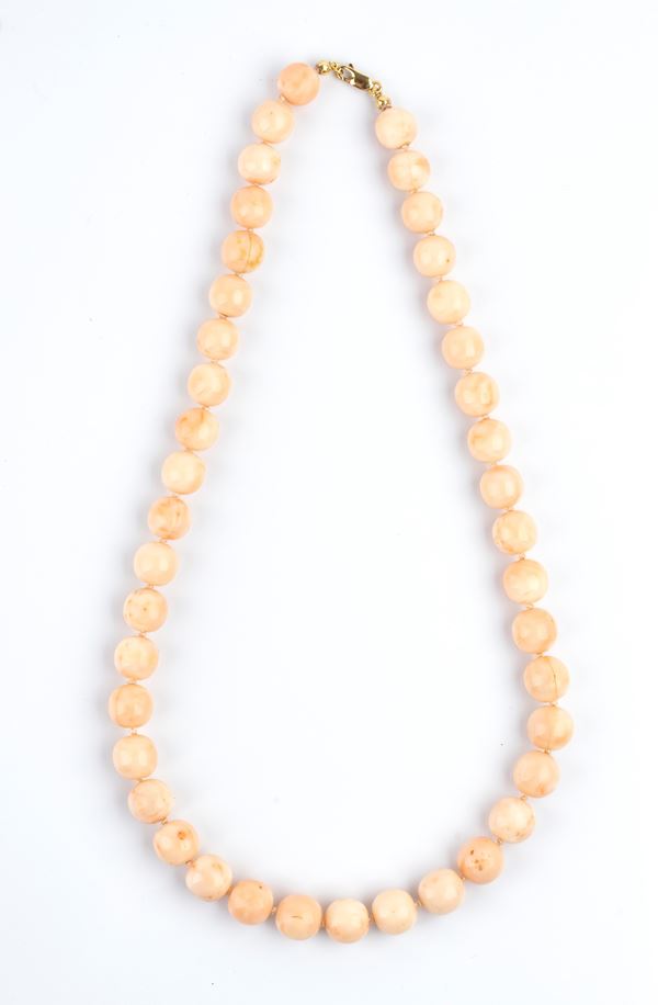Collana di corallo rosa con chiusura in oro 