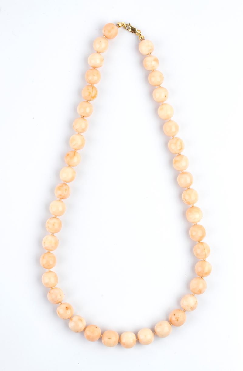 Collana a filo di corallo rosa Deep Dea (Corallium secundum), con chiusura a gancio in oro giallo...