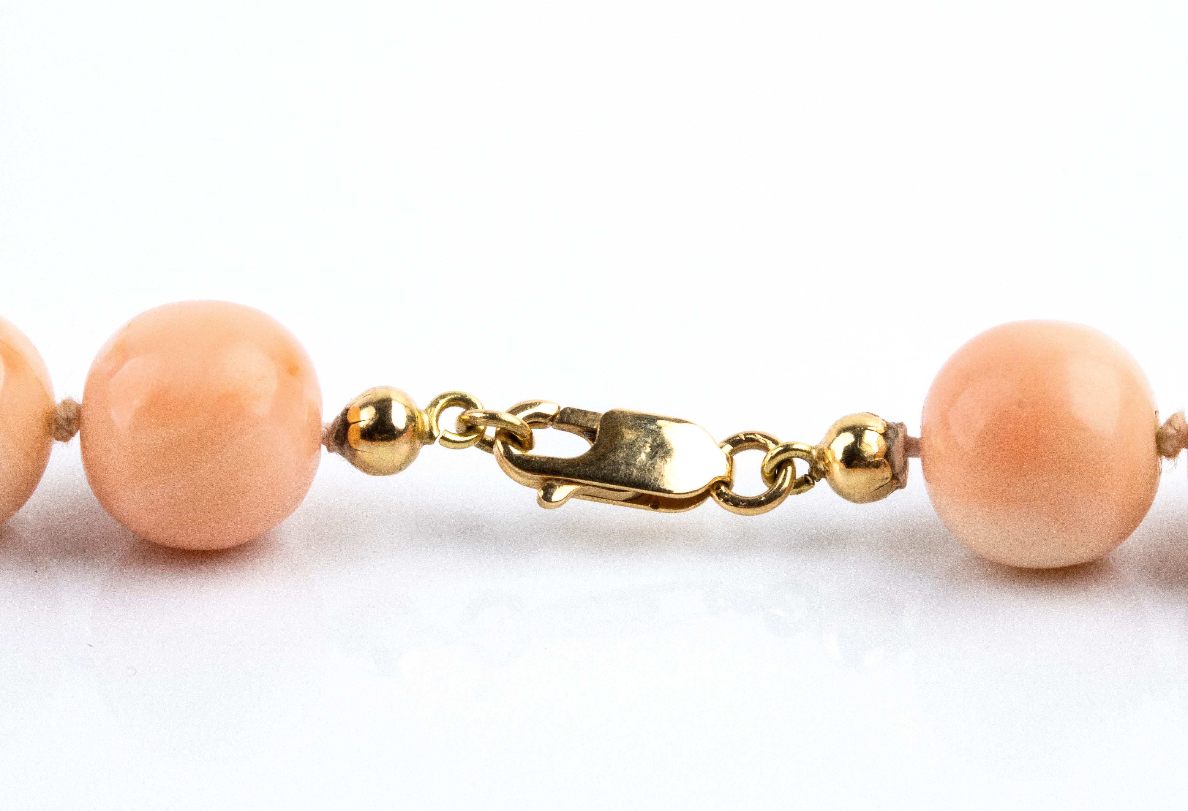 Collana a filo di corallo rosa Deep Dea (Corallium secundum), con chiusura a gancio in oro giallo...